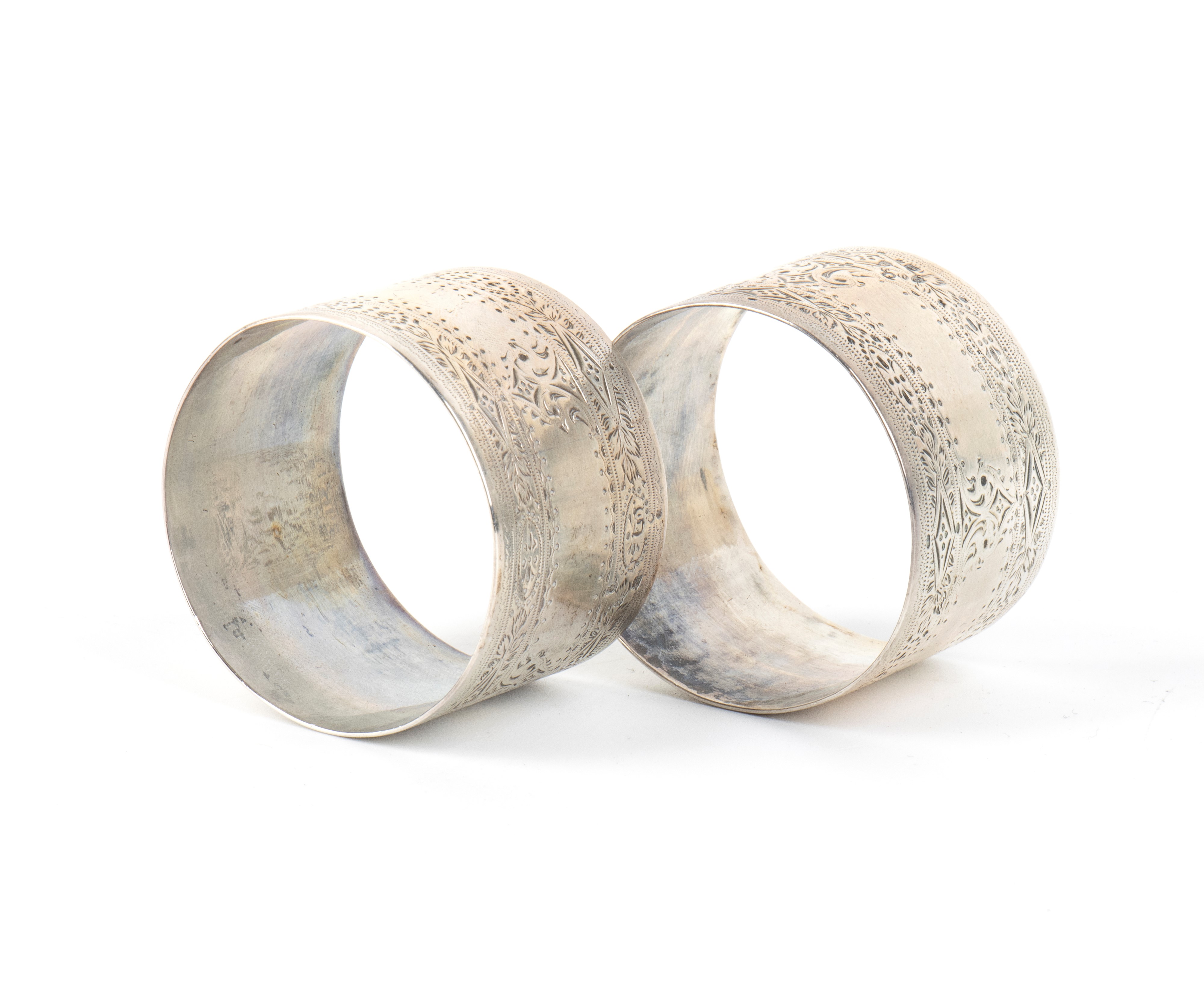 Charles Edwards - Coppia di portatovaglioli vittoriani inglesi in argento 925/1000 con incisioni ...
