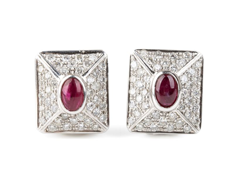 Orecchini, oro bianco 18k con rubini cabochon e diamanti pavé