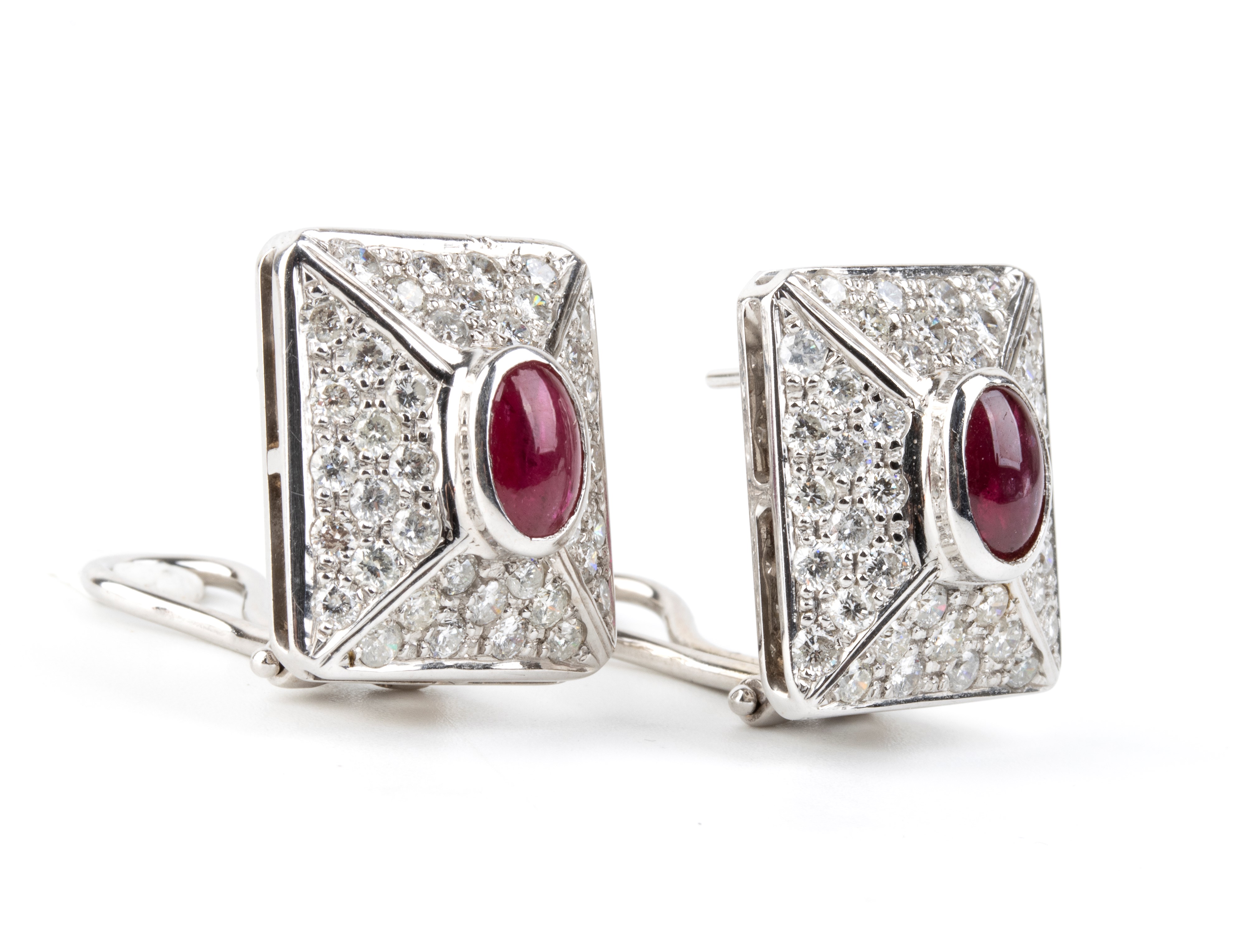 Orecchini, oro bianco 18k con rubini cabochon e diamanti pavé