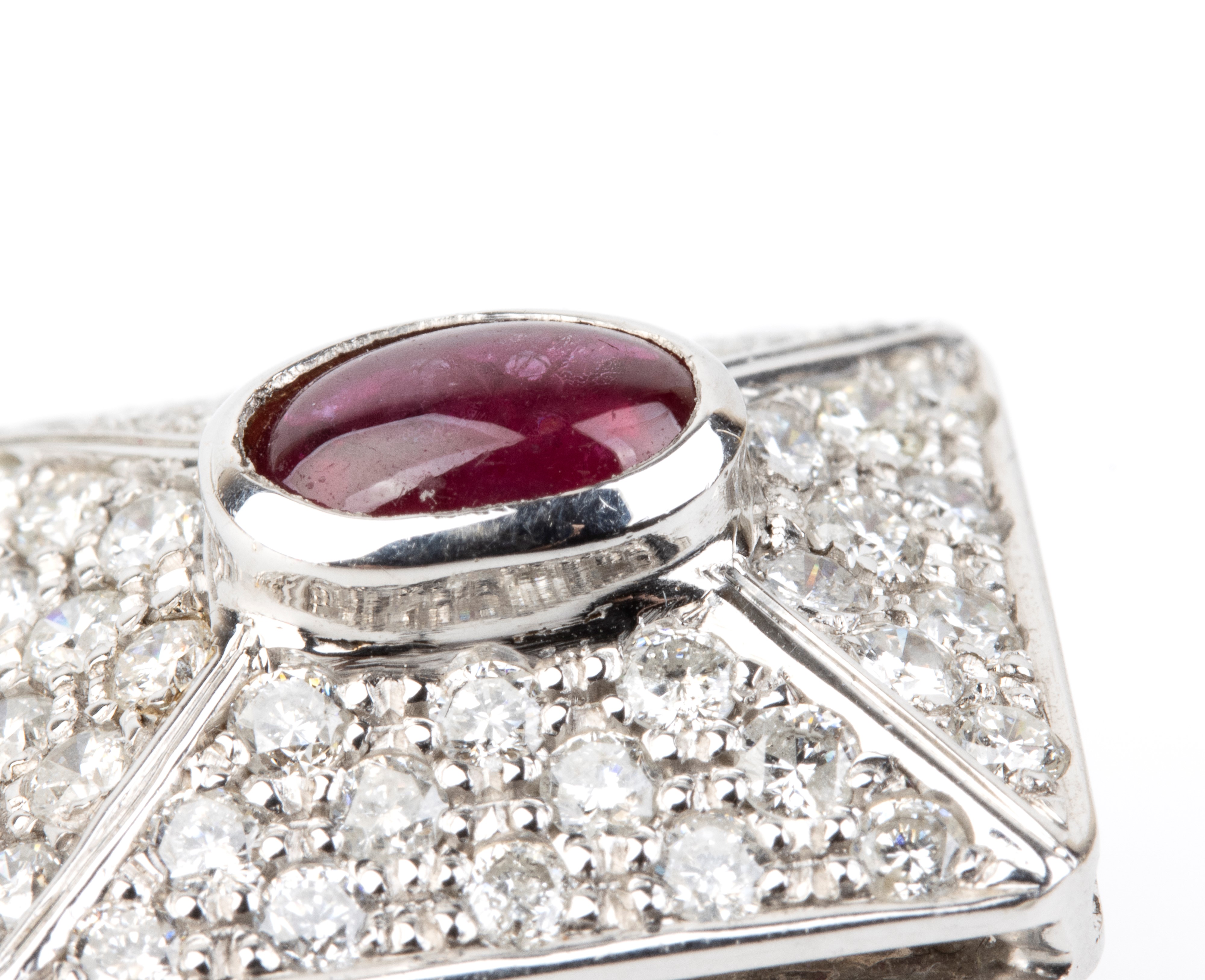 Orecchini, oro bianco 18k con rubini cabochon e diamanti pavé