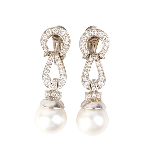 BULGARI - Paio di orecchini pendenti in oro con perla australiana e diamanti      