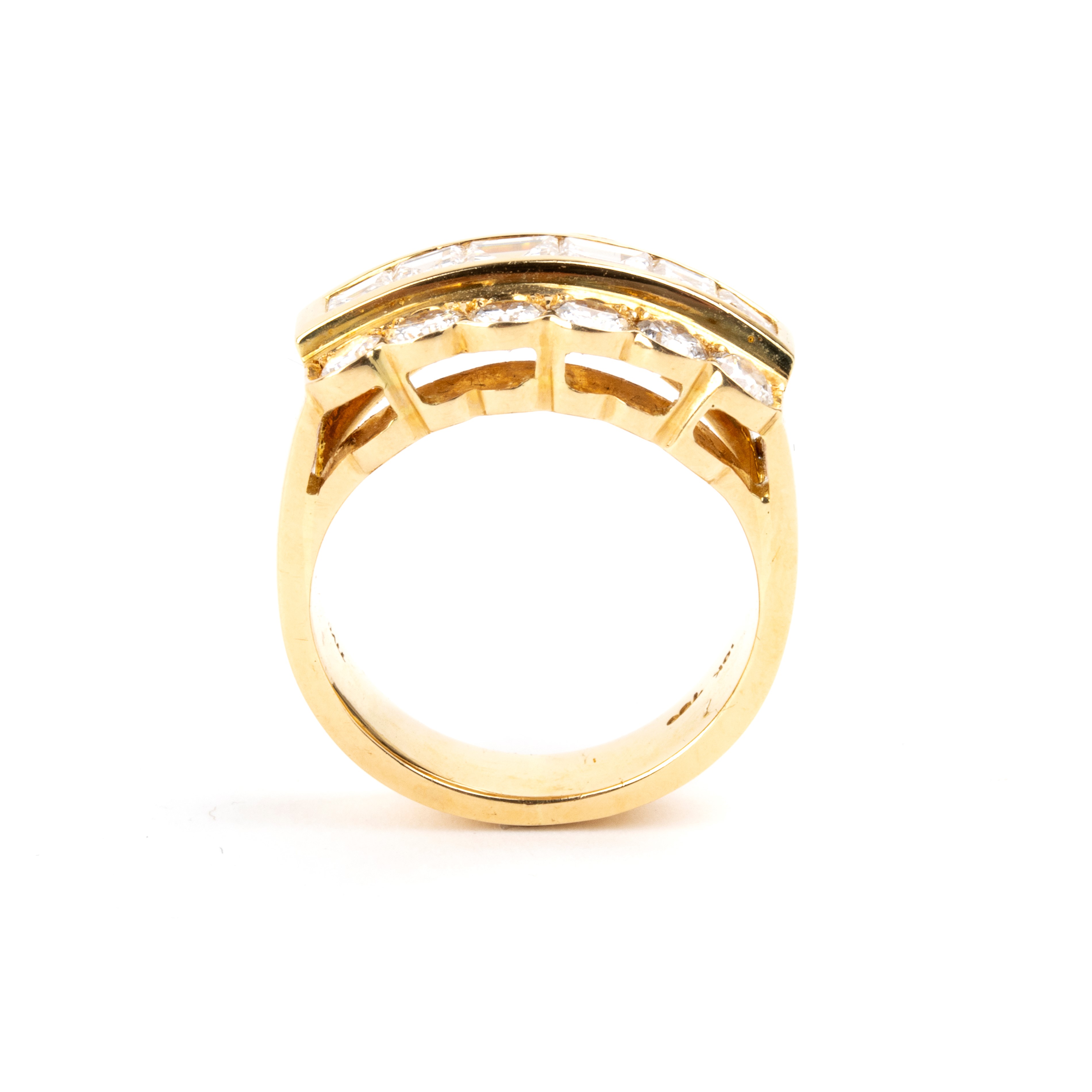 Anello a fascia in oro giallo 18k con diamanti (baguette e brillanti)