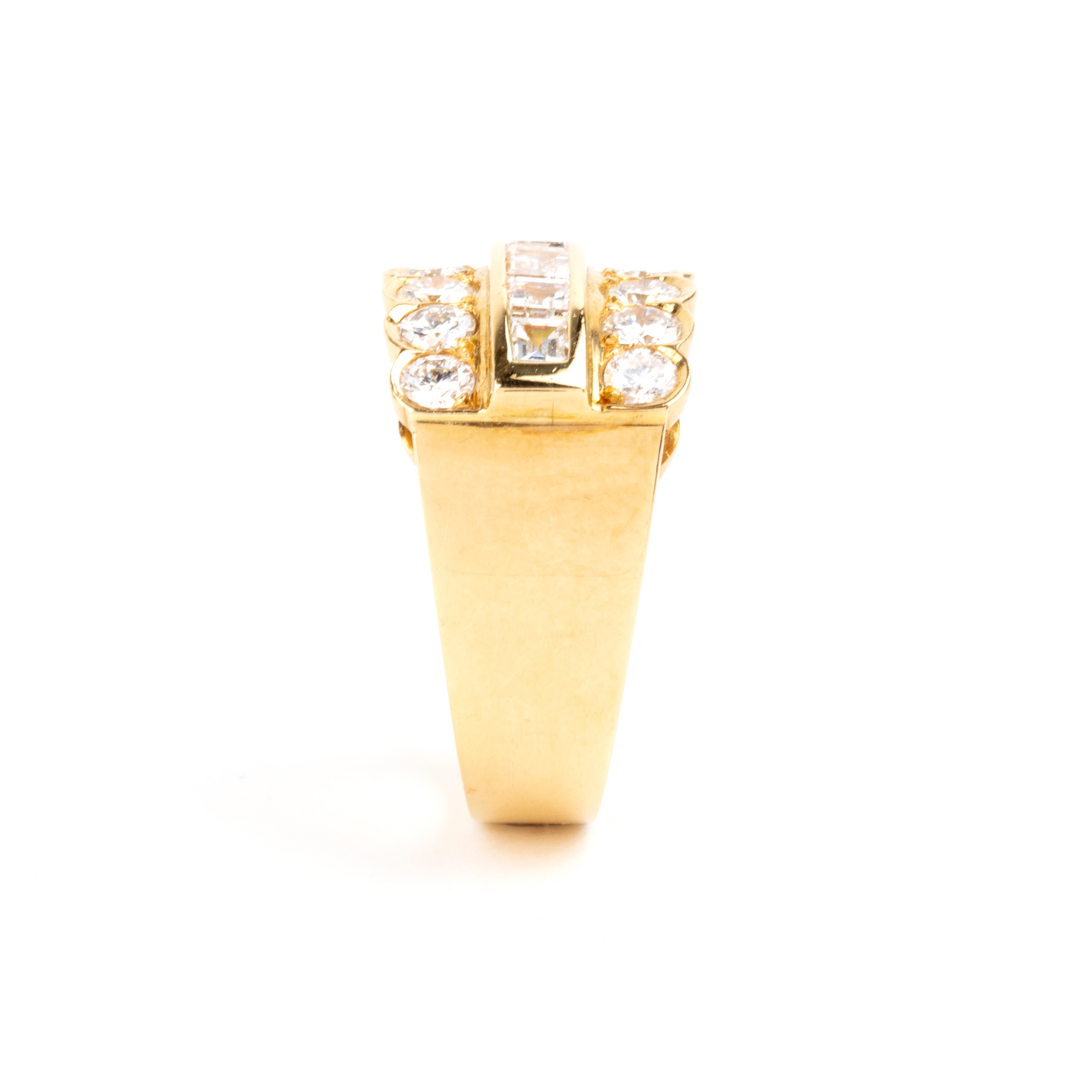 Anello a fascia in oro giallo 18k con diamanti (baguette e brillanti)