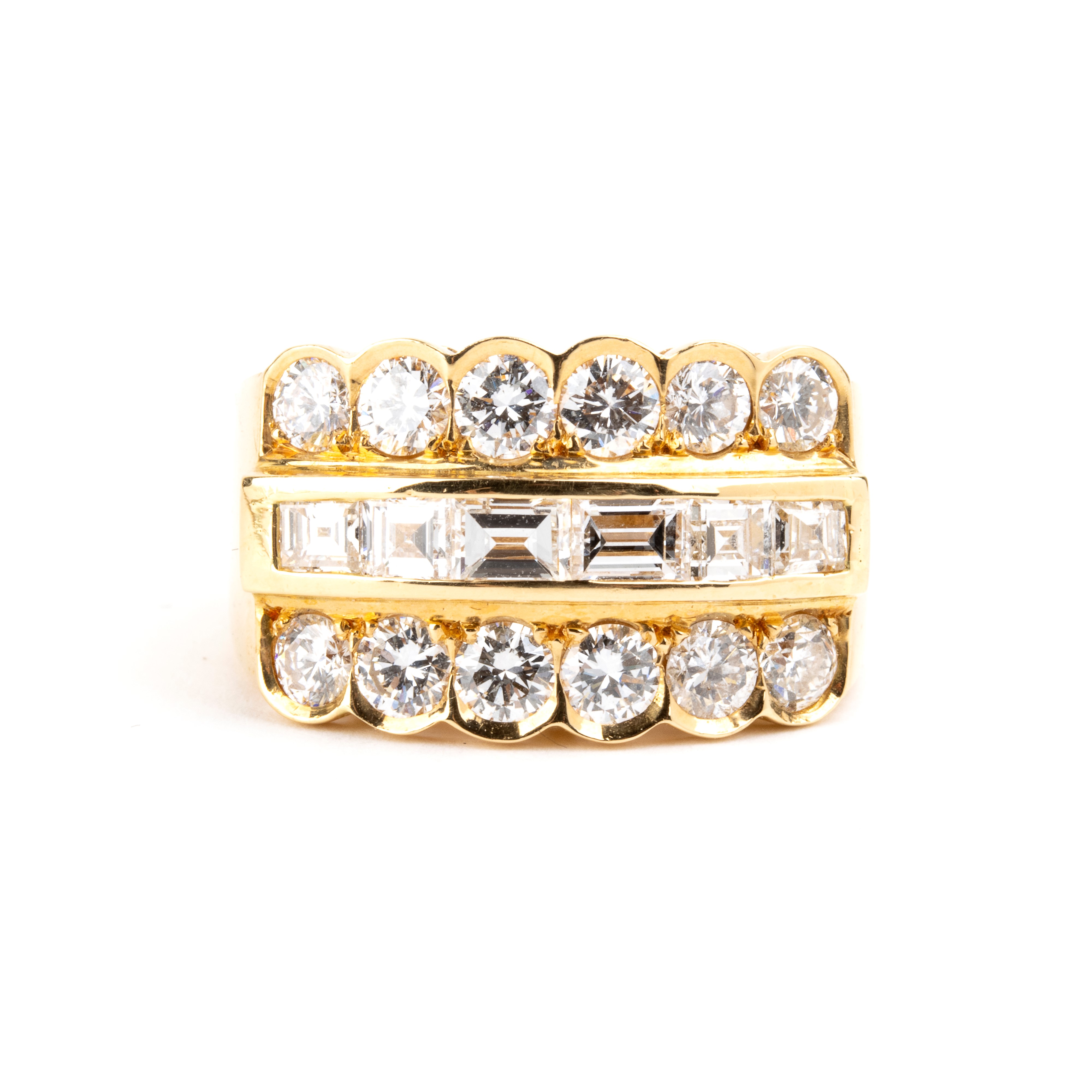 Anello a fascia in oro giallo 18k con diamanti (baguette e brillanti)