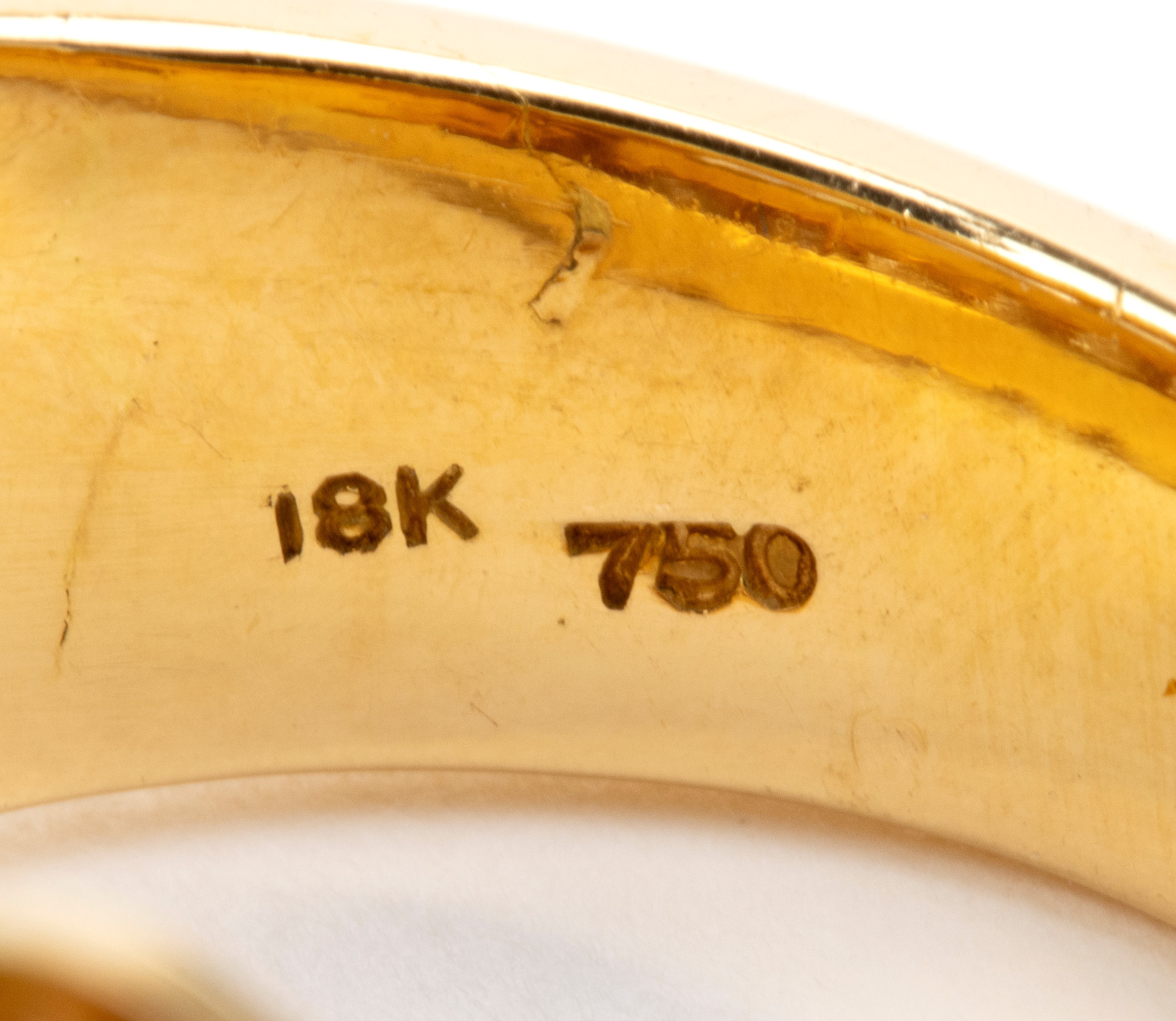 Anello a fascia in oro giallo 18k con diamanti (baguette e brillanti)