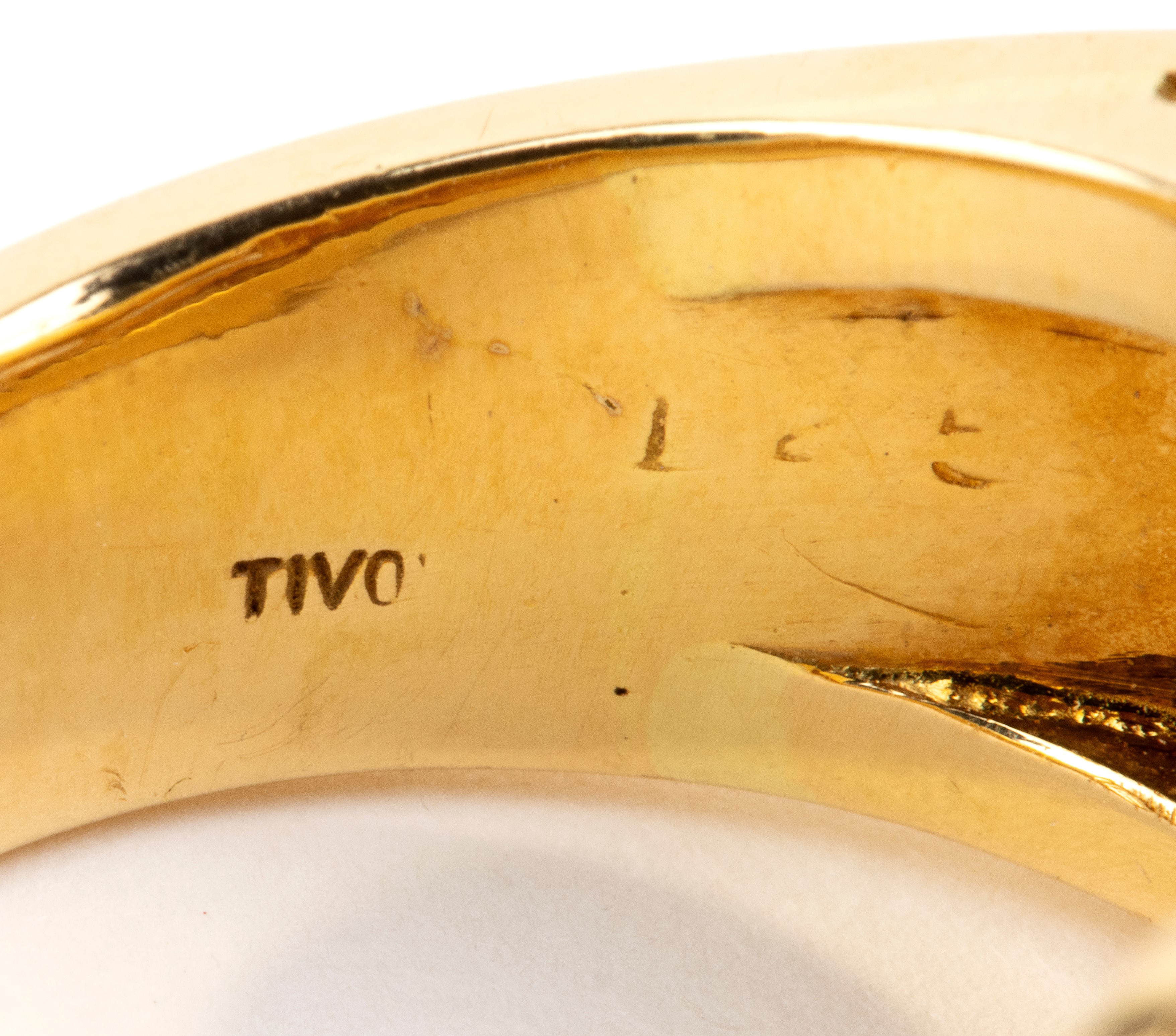 Anello a fascia in oro giallo 18k con diamanti (baguette e brillanti)