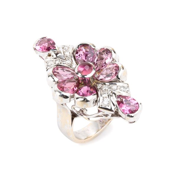 Anello in oro con motivo a fiore in tormaline rosa e nastri in diamanti   