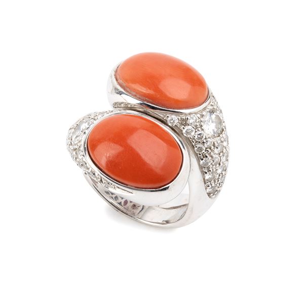 Anello in oro a motivo contrariè con cabochon di corallo cerasuolo e pavé di diamanti 
