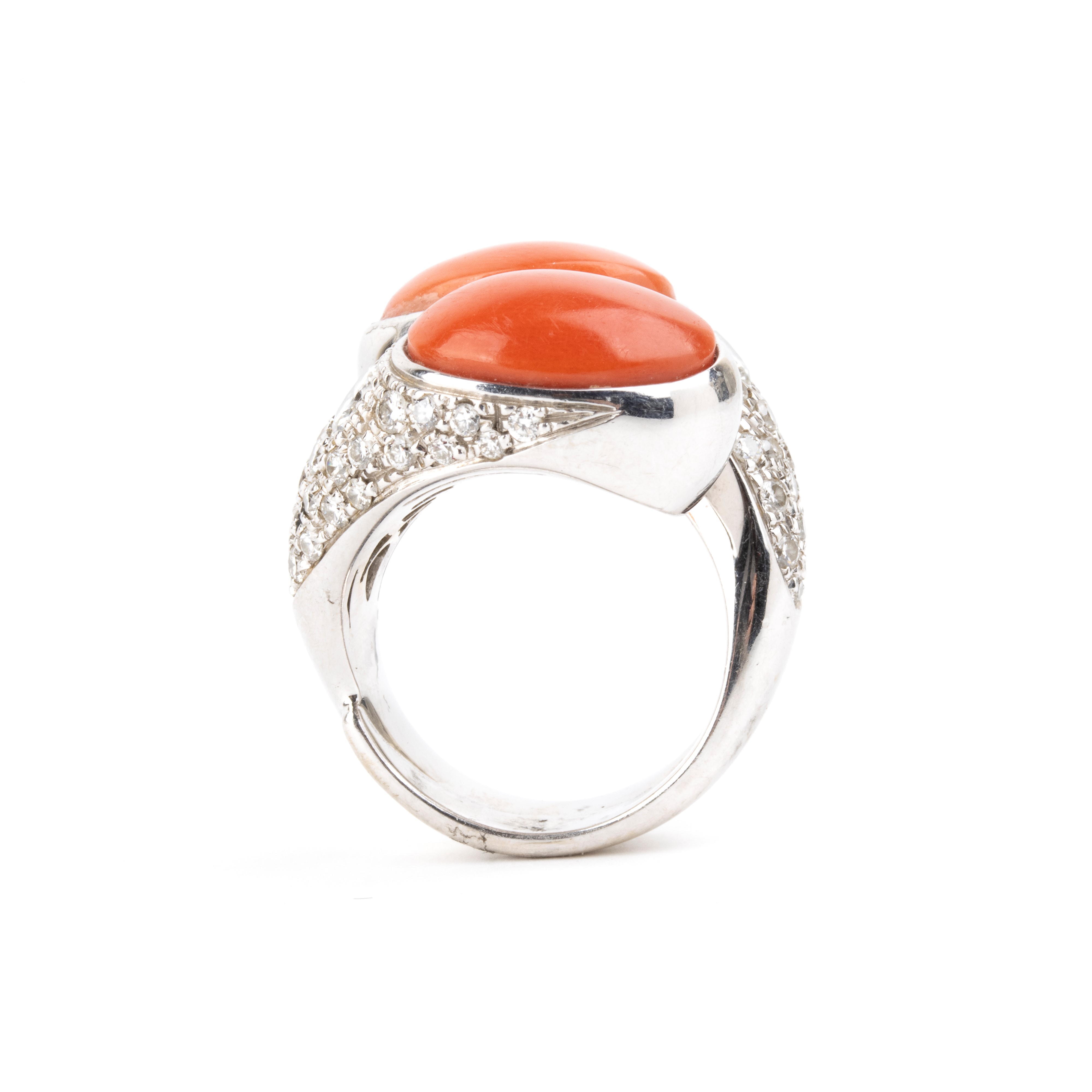 Oro bianco 18k, Anello a motivo contrariè con cabochon di corallo cerasuolo e pavé di diamanti