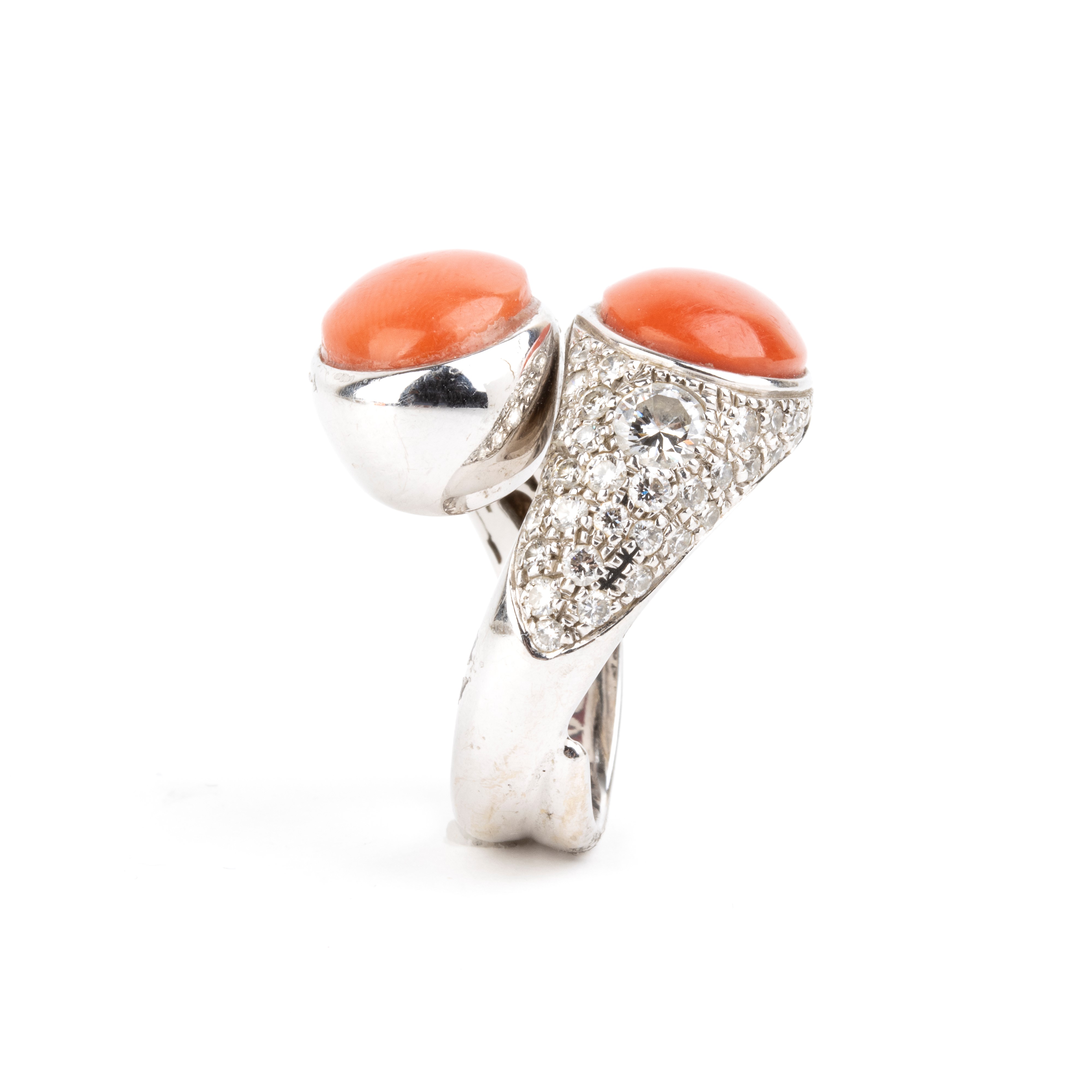Oro bianco 18k, Anello a motivo contrariè con cabochon di corallo cerasuolo e pavé di diamanti