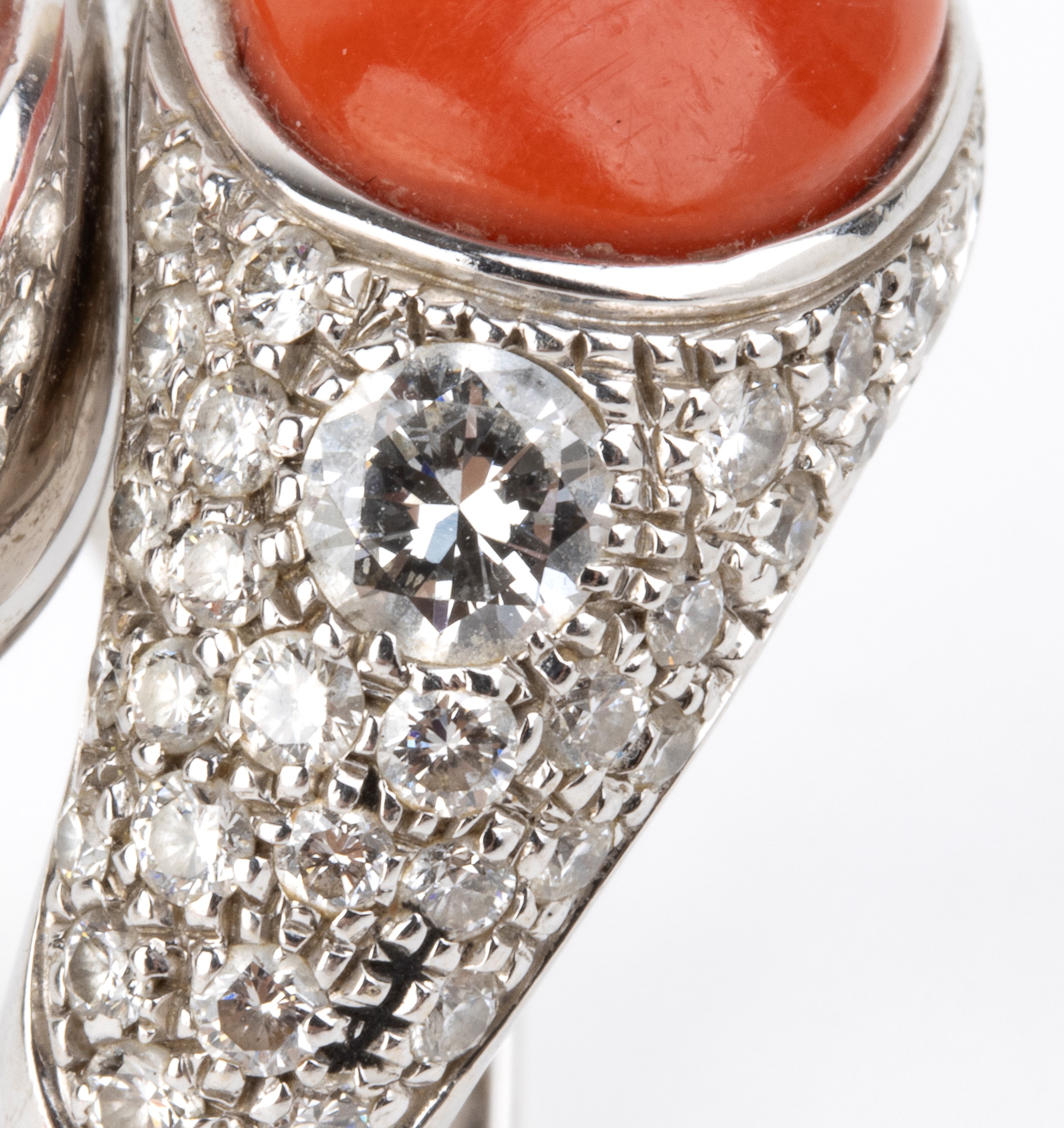 Oro bianco 18k, Anello a motivo contrariè con cabochon di corallo cerasuolo e pavé di diamanti