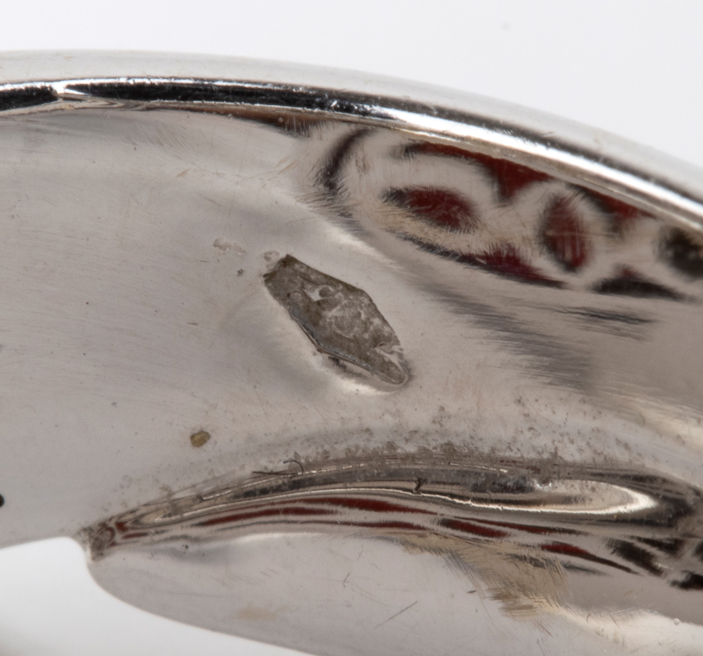 Oro bianco 18k, Anello a motivo contrariè con cabochon di corallo cerasuolo e pavé di diamanti