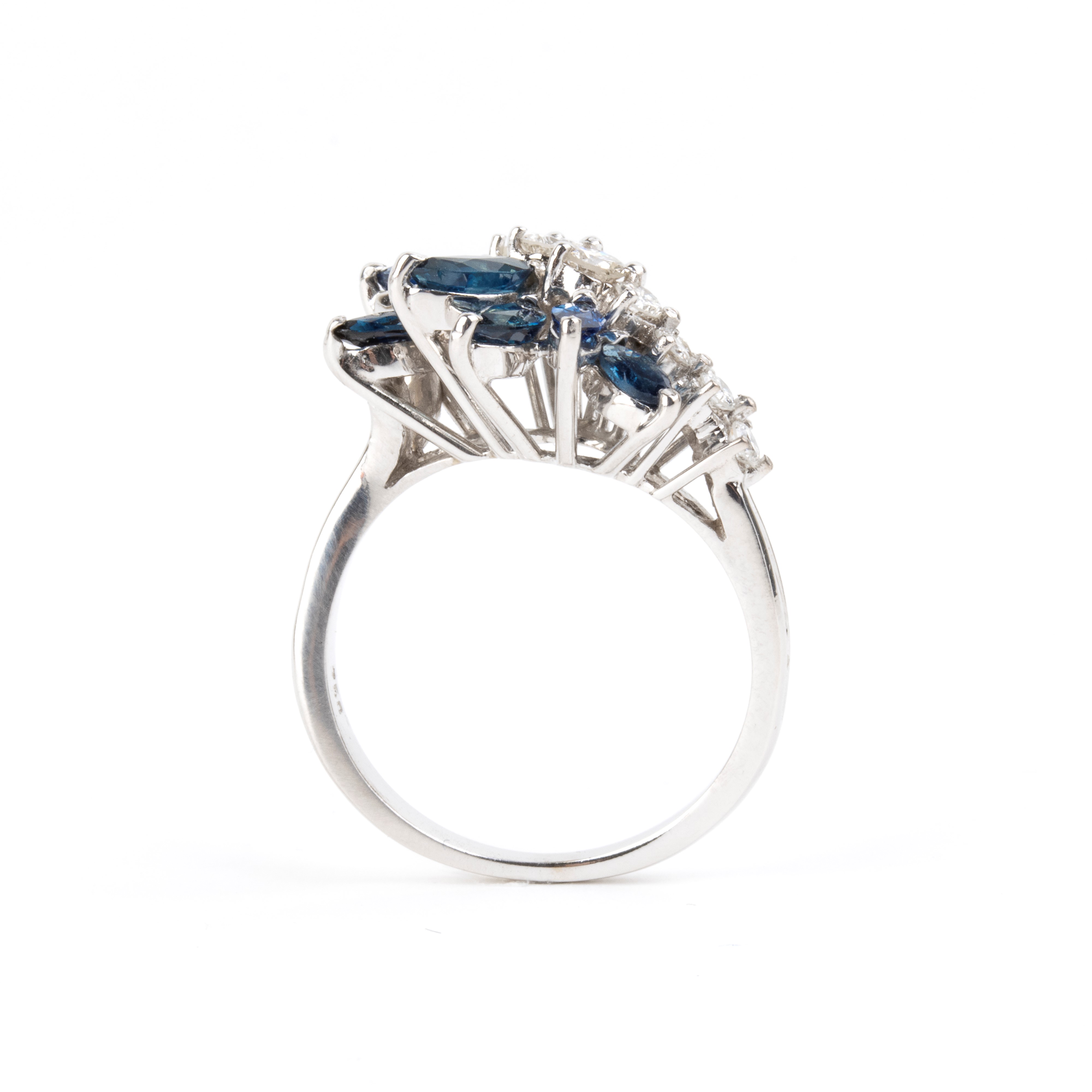 Anello in oro bianco 18k con motivo a grappolo, zaffiri e diamanti