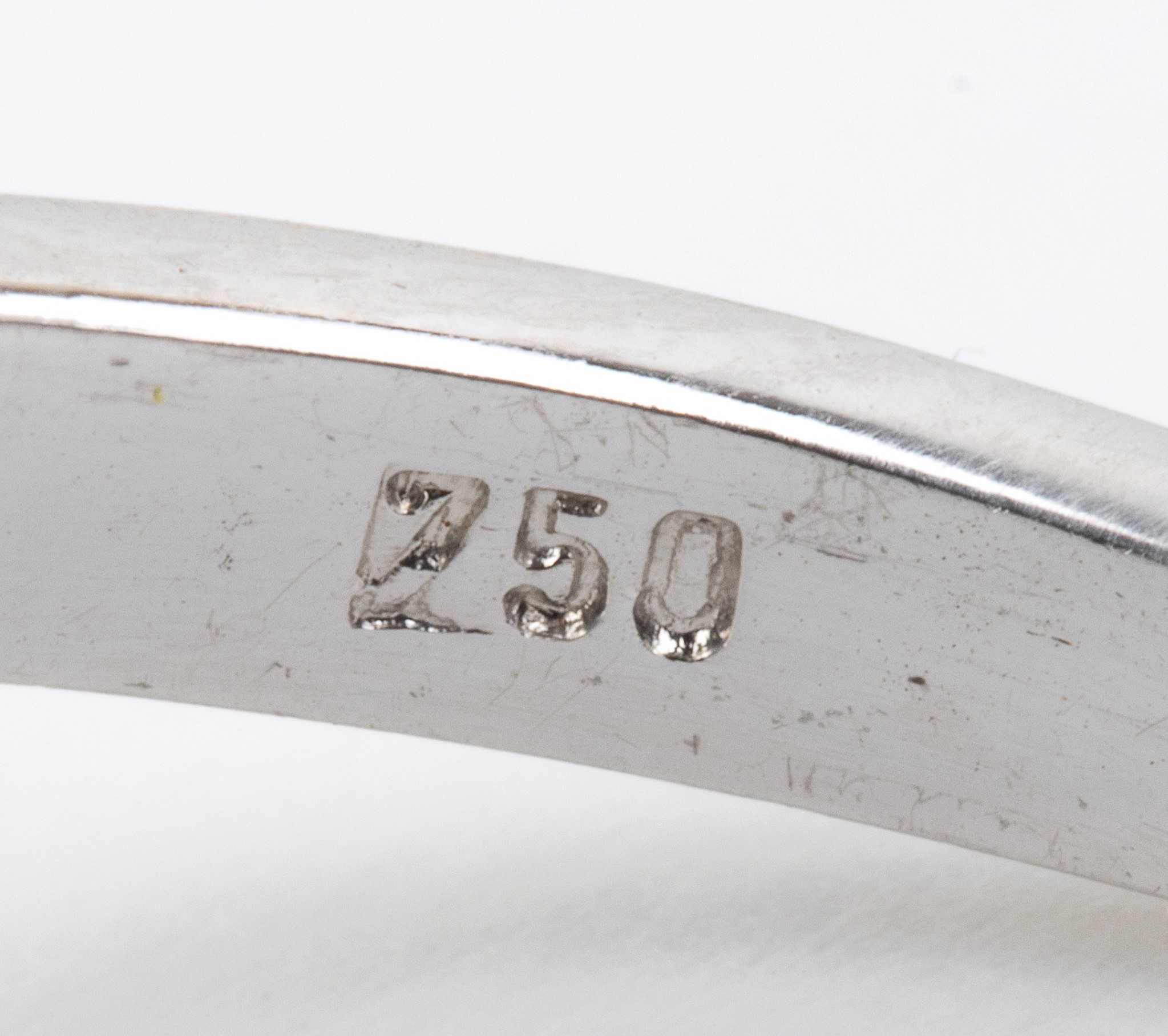 Anello in oro bianco 18k con motivo a grappolo, zaffiri e diamanti