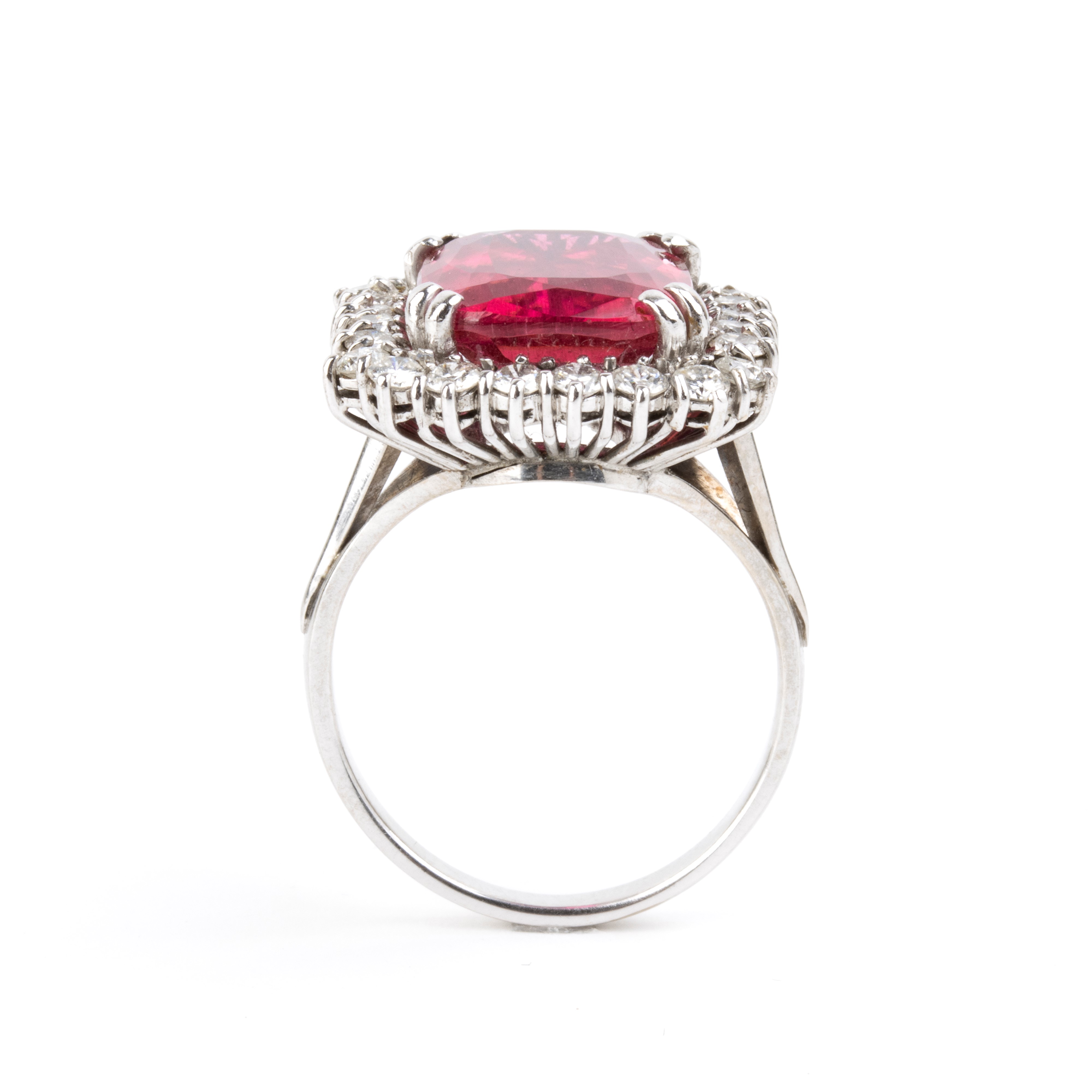 Oro bianco, Anello con tormalina rubellite e diamanti