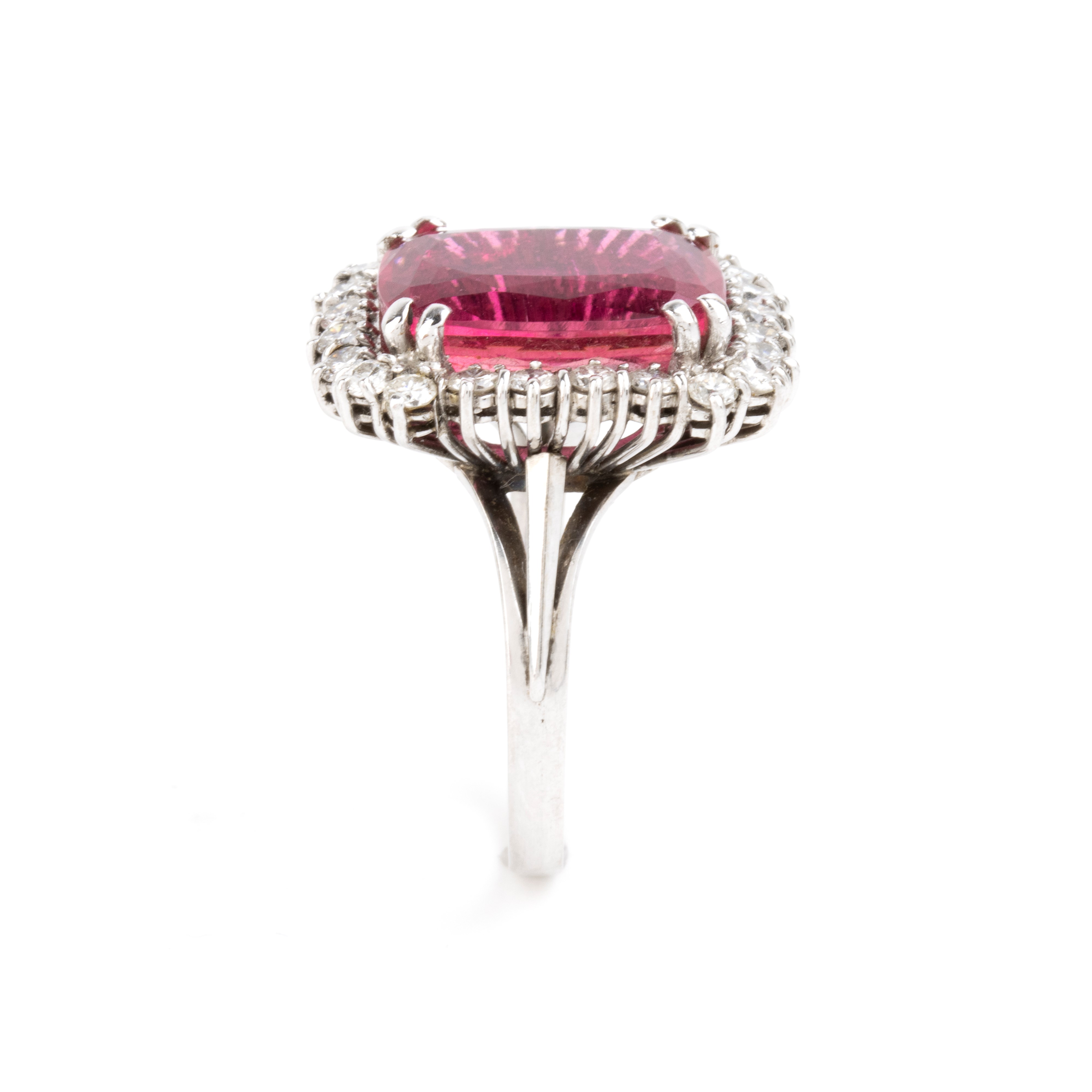 Oro bianco, Anello con tormalina rubellite e diamanti