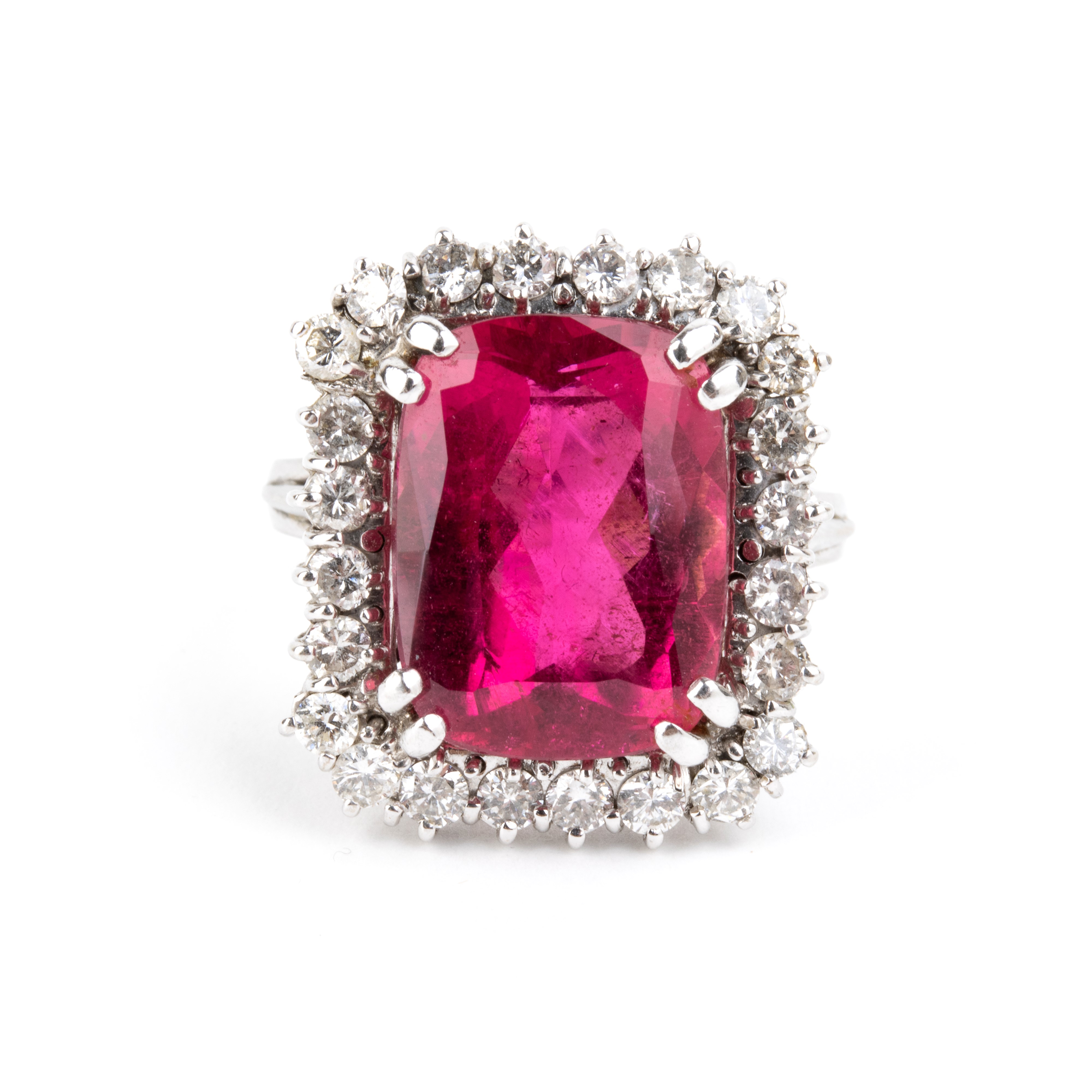 Oro bianco, Anello con tormalina rubellite e diamanti