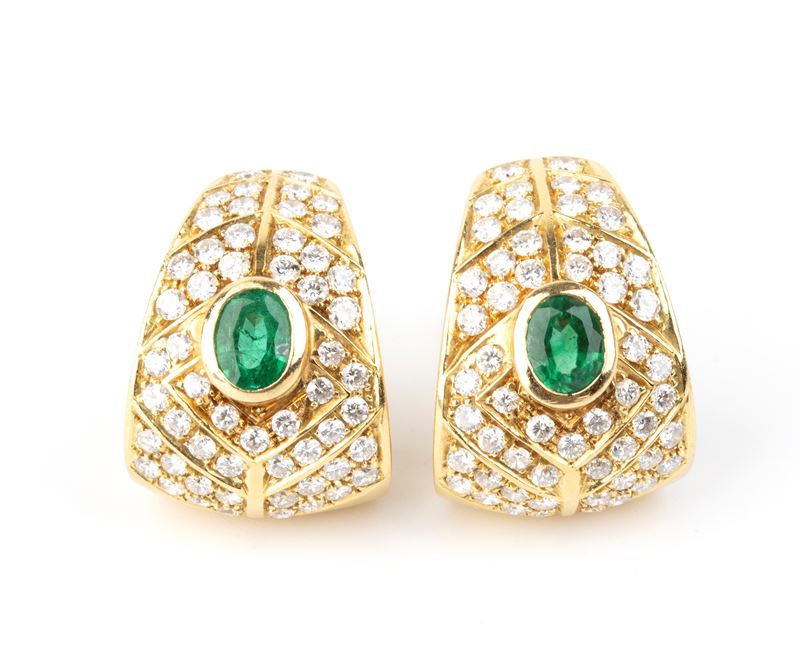 Orecchini in oro giallo 18k con smeraldi ovali e diamanti pavé