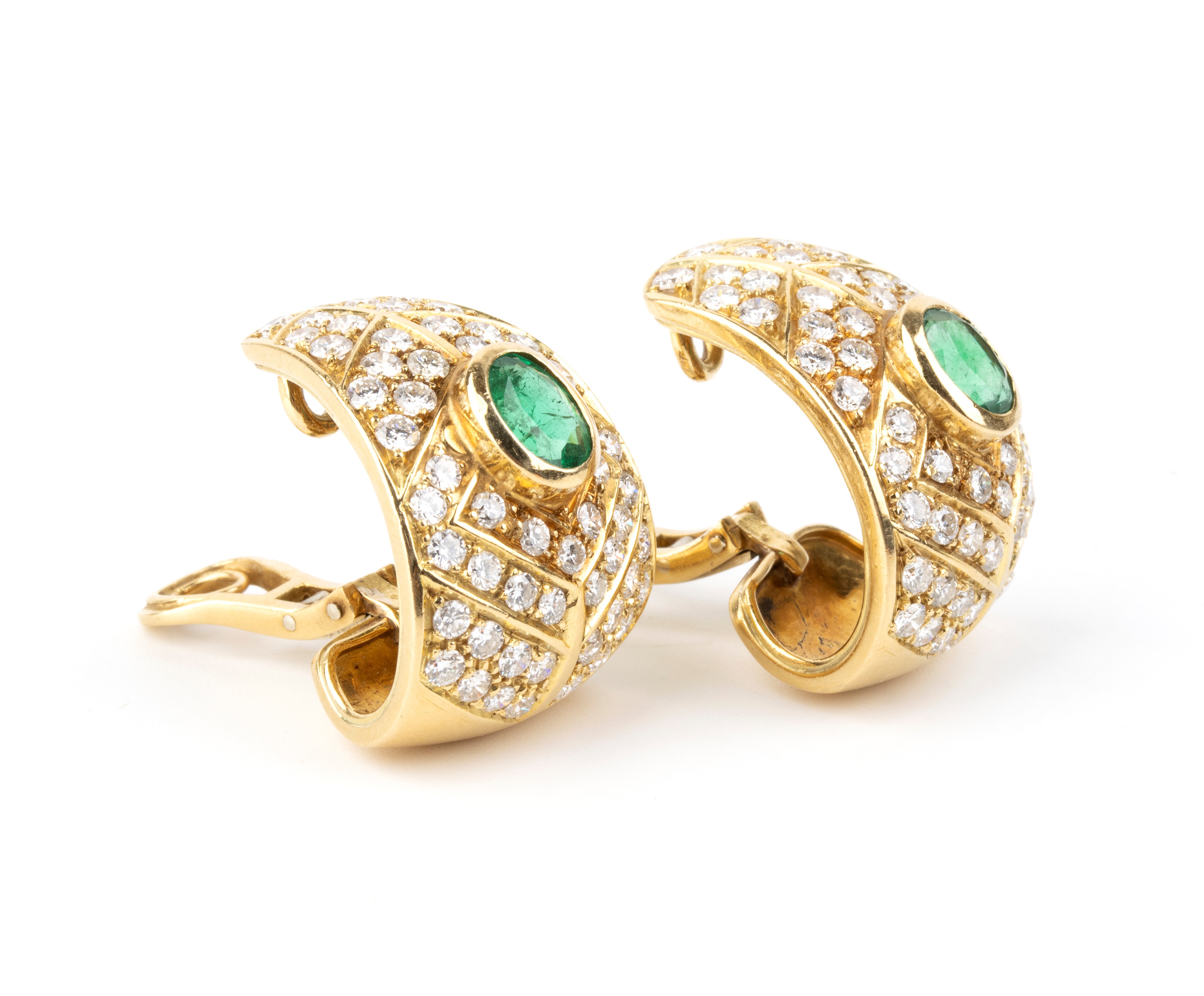 Orecchini in oro giallo 18k con smeraldi ovali e diamanti pavé