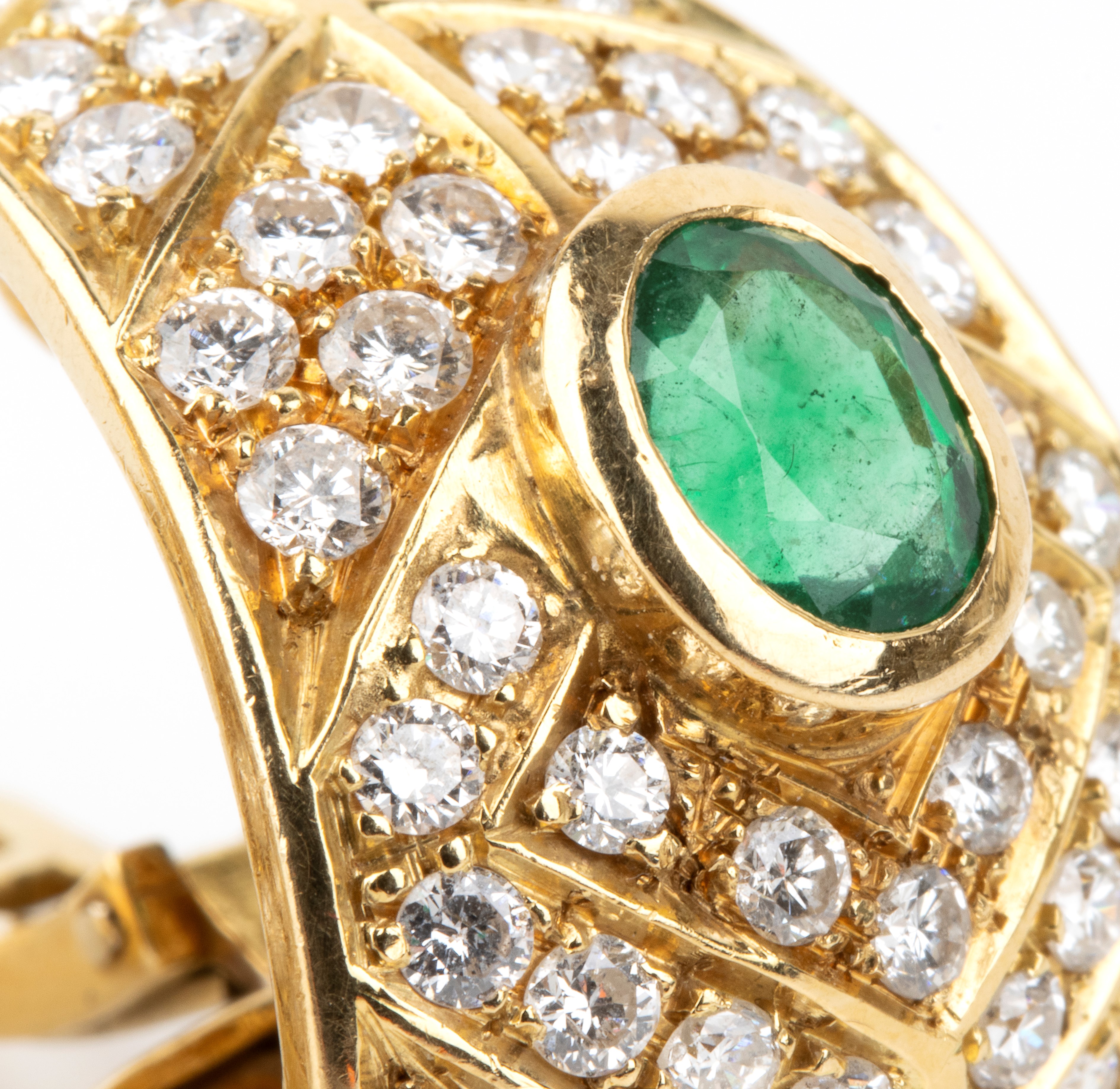 Orecchini in oro giallo 18k con smeraldi ovali e diamanti pavé
