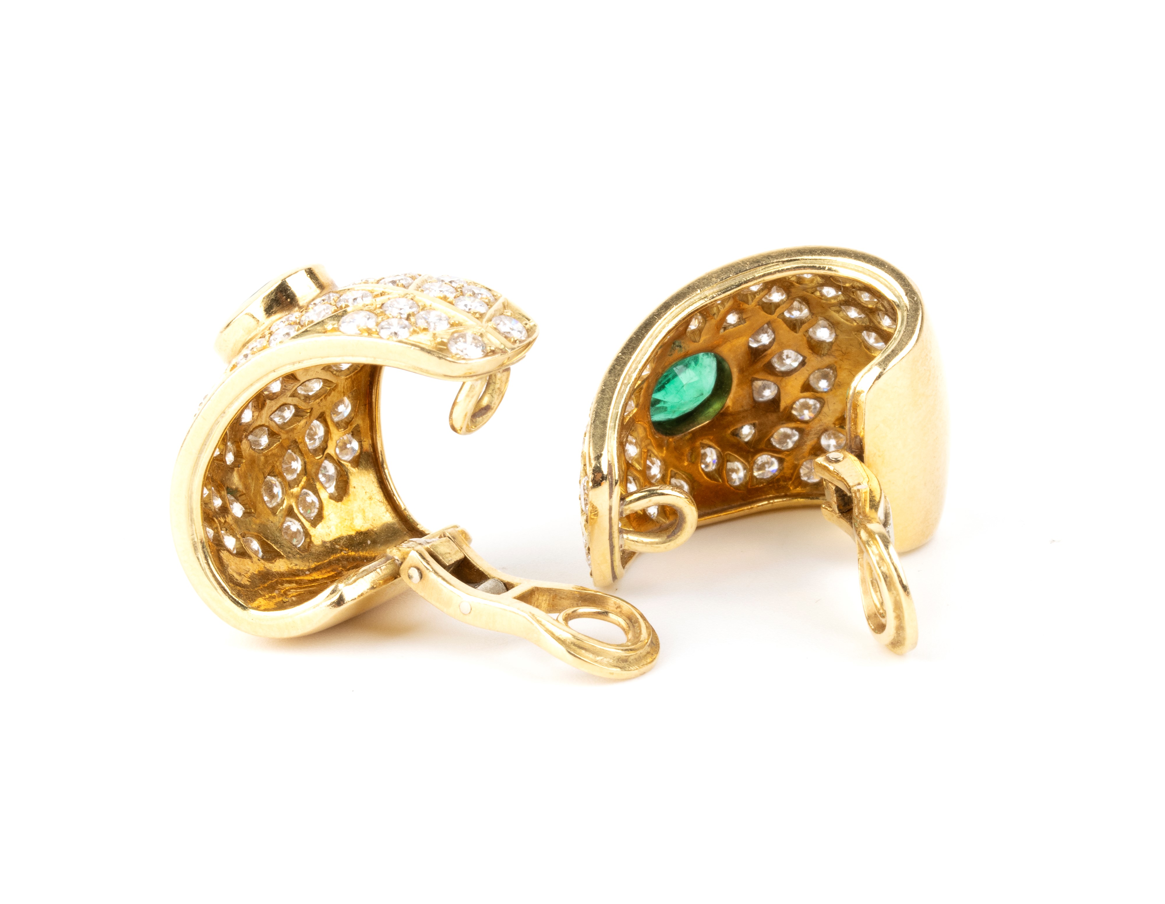 Orecchini in oro giallo 18k con smeraldi ovali e diamanti pavé