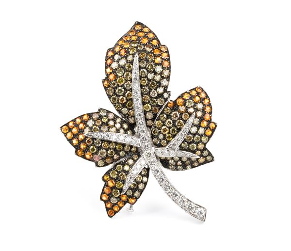 Spilla modello foglia in oro diamanti e corindoni arancio      