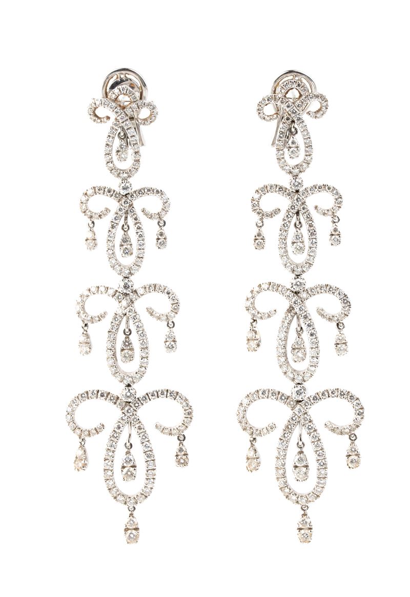 Orecchini pendenti “chandelier”, oro bianco 18k e diamanti