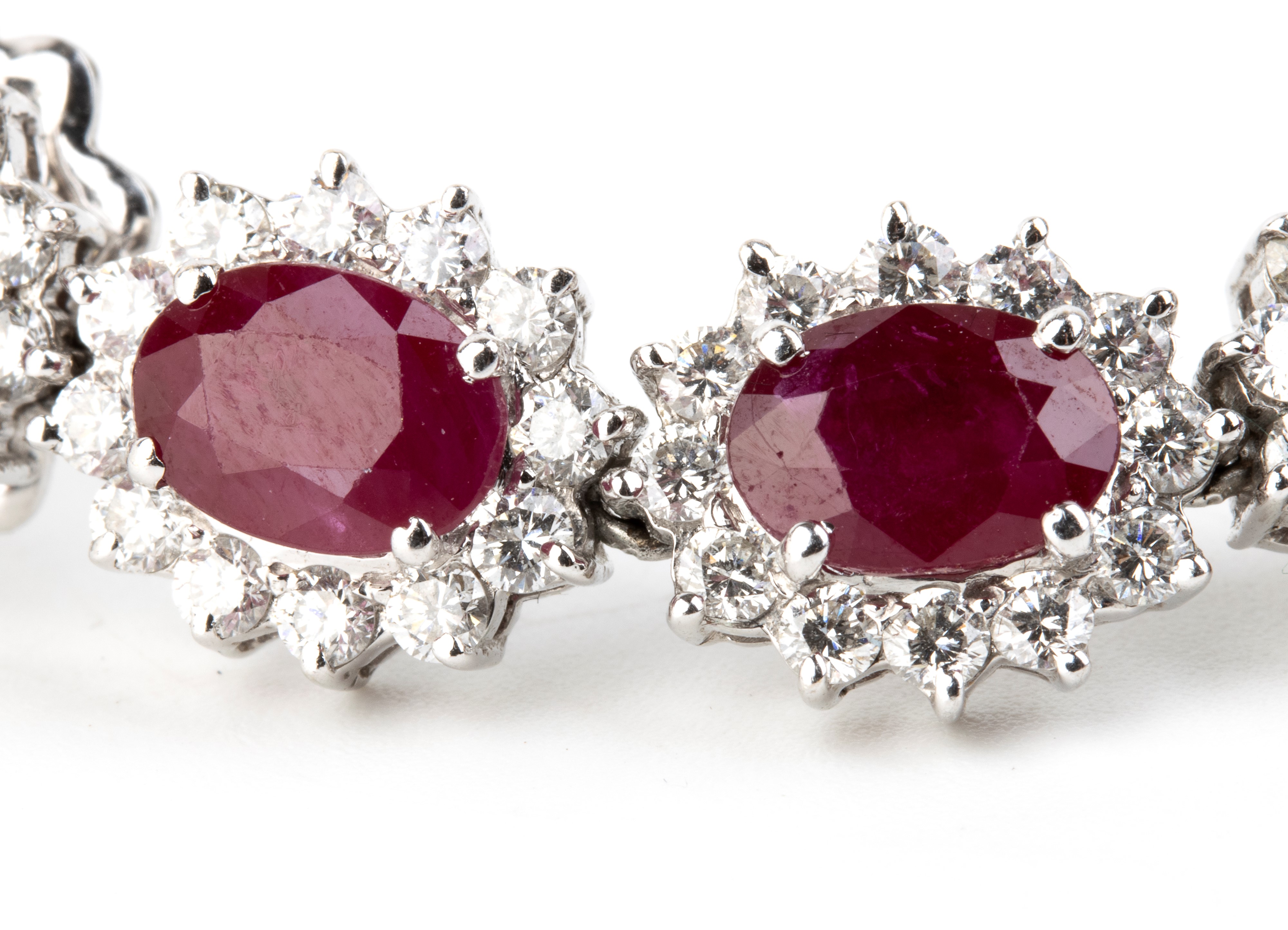 Orecchini pendenti in oro bianco 18k con diamanti e rubini
