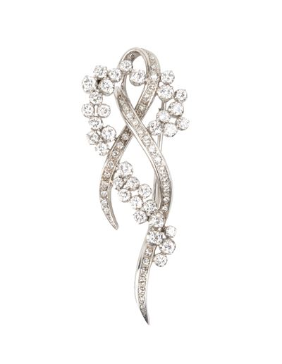Spilla in oro bianco 18k con diamanti, motivo a nastro e grappolo floreale