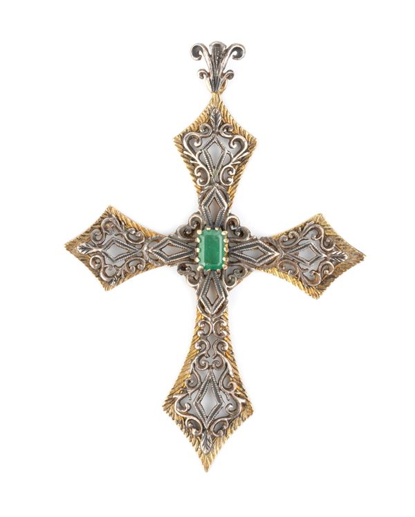 Pendente a croce in oro, argento e smeraldo 