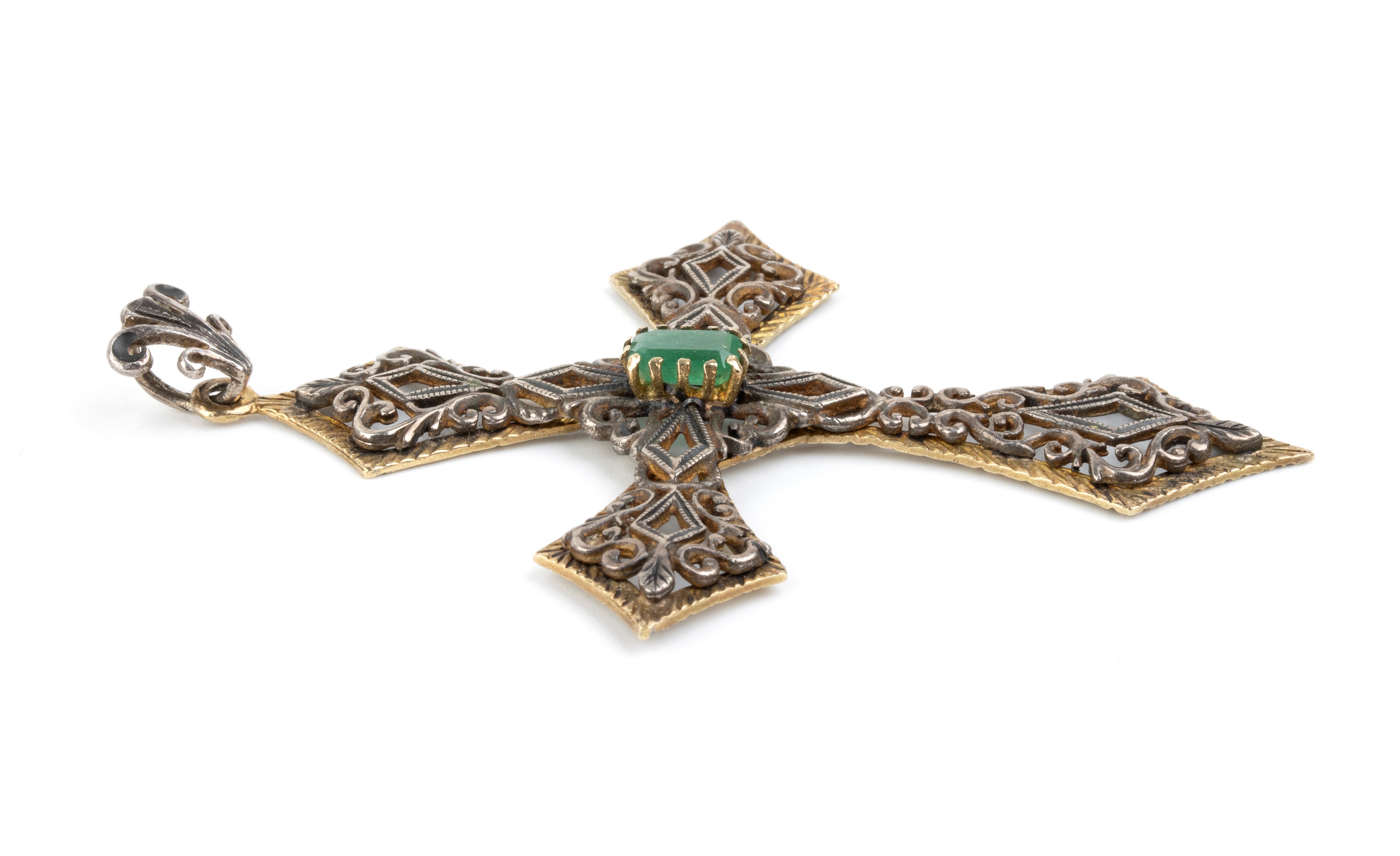 Pendente a croce in oro giallo 18k, argento e smeraldo, traforato