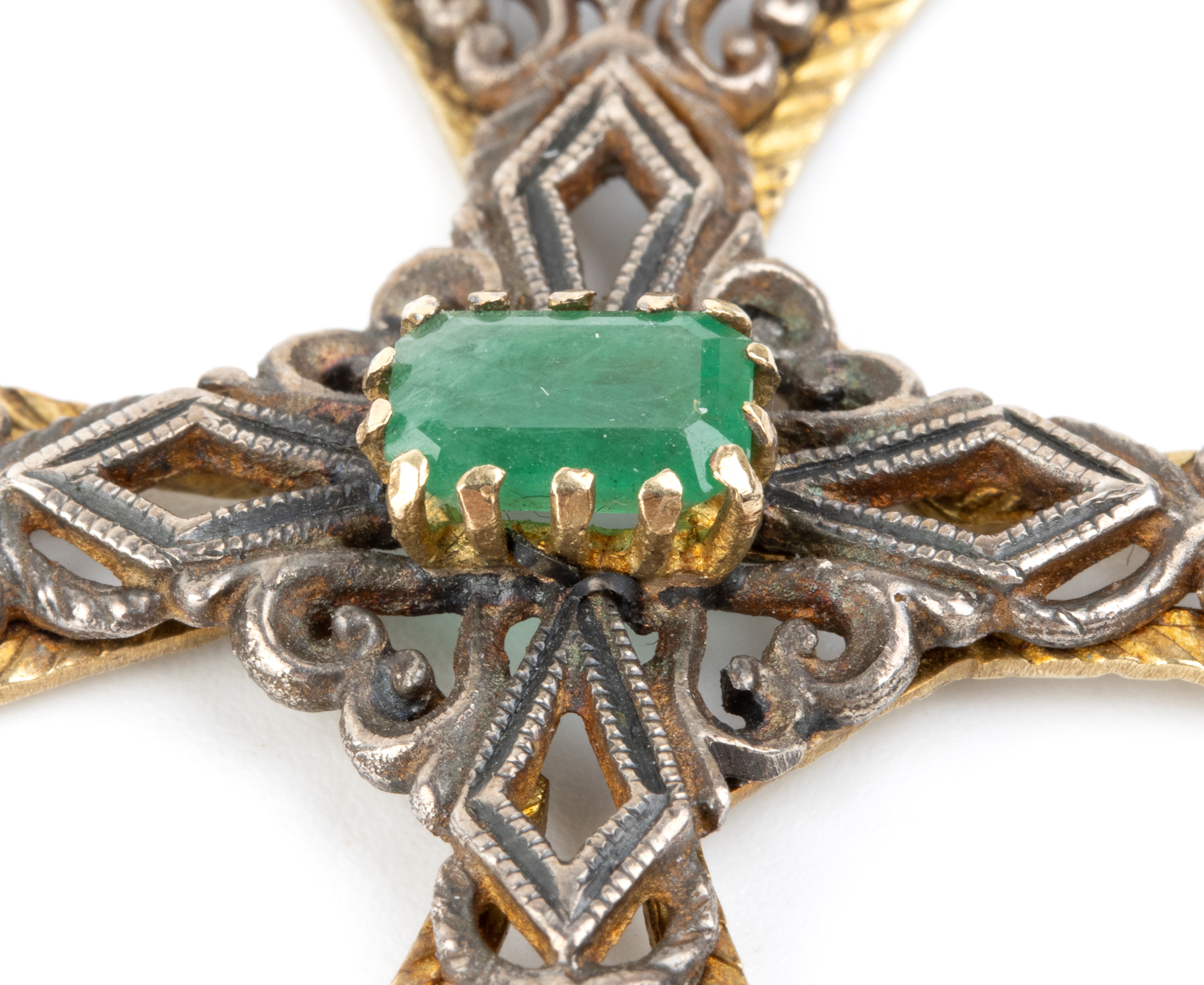 Pendente a croce in oro giallo 18k, argento e smeraldo, traforato