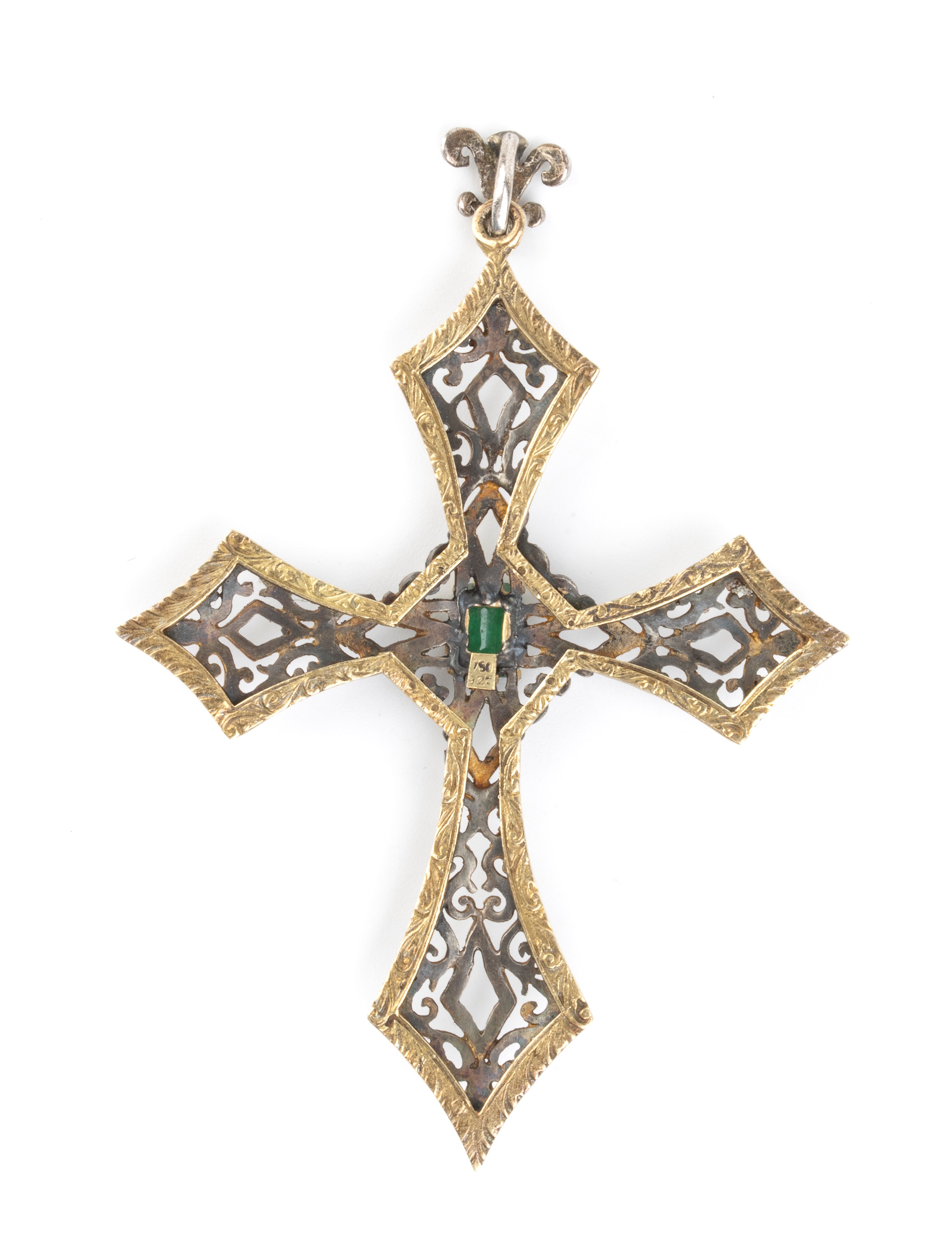 Pendente a croce in oro giallo 18k, argento e smeraldo, traforato