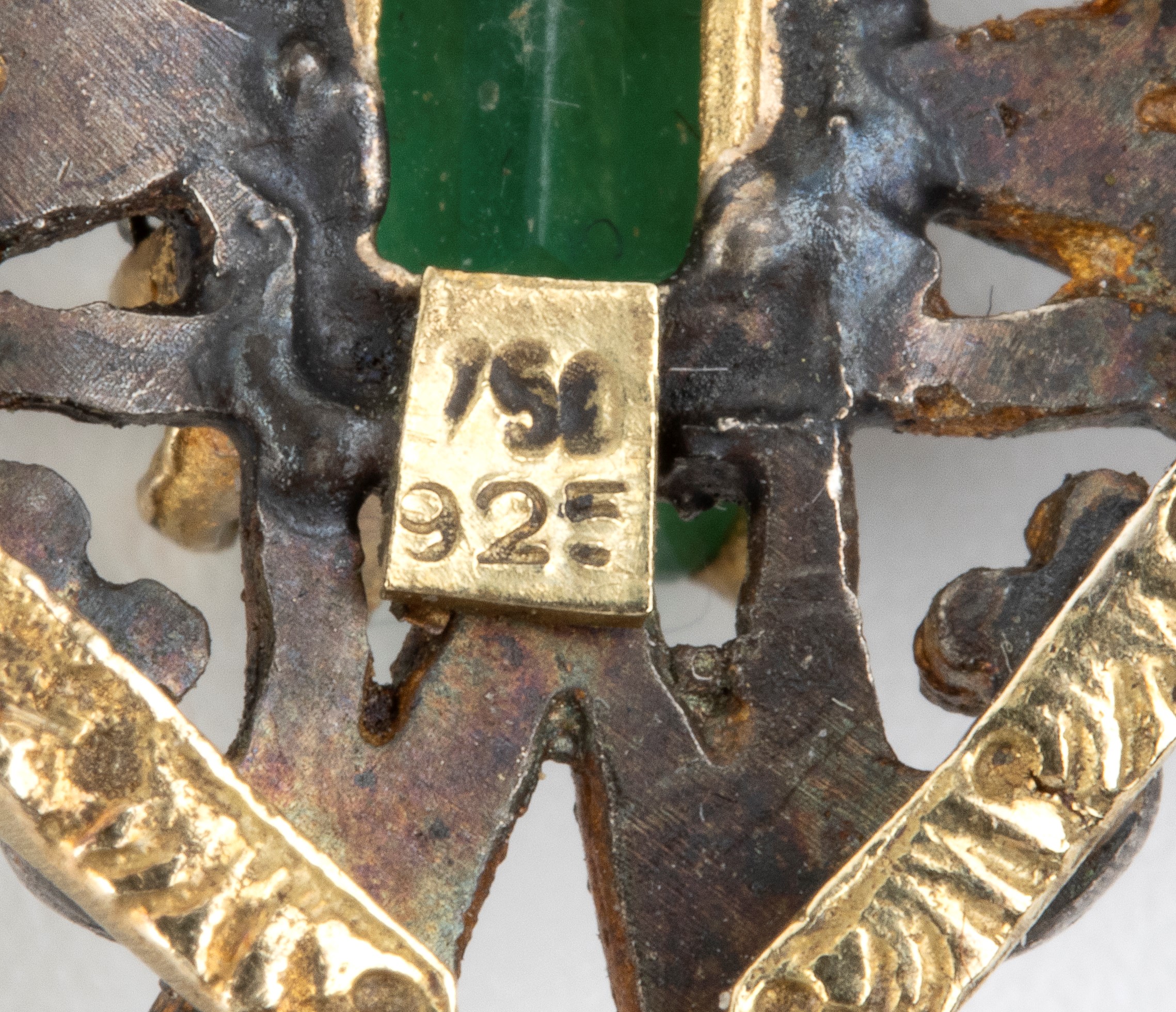 Pendente a croce in oro giallo 18k, argento e smeraldo, traforato