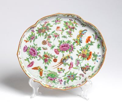 Piatto Canton in porcellana decorata famille rose (Cina, dinastia Qing-XX secolo)