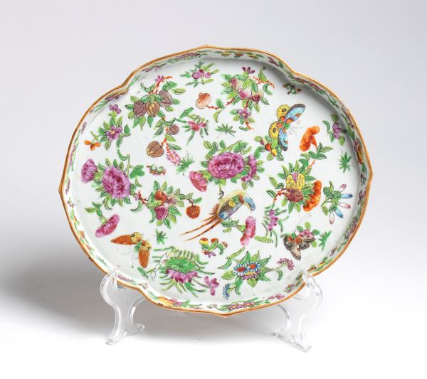 Piatto Canton in porcellana  decorato famille rose con con fiori, uccelli e farfalle. Cina, dinastia Qing-XX secolo