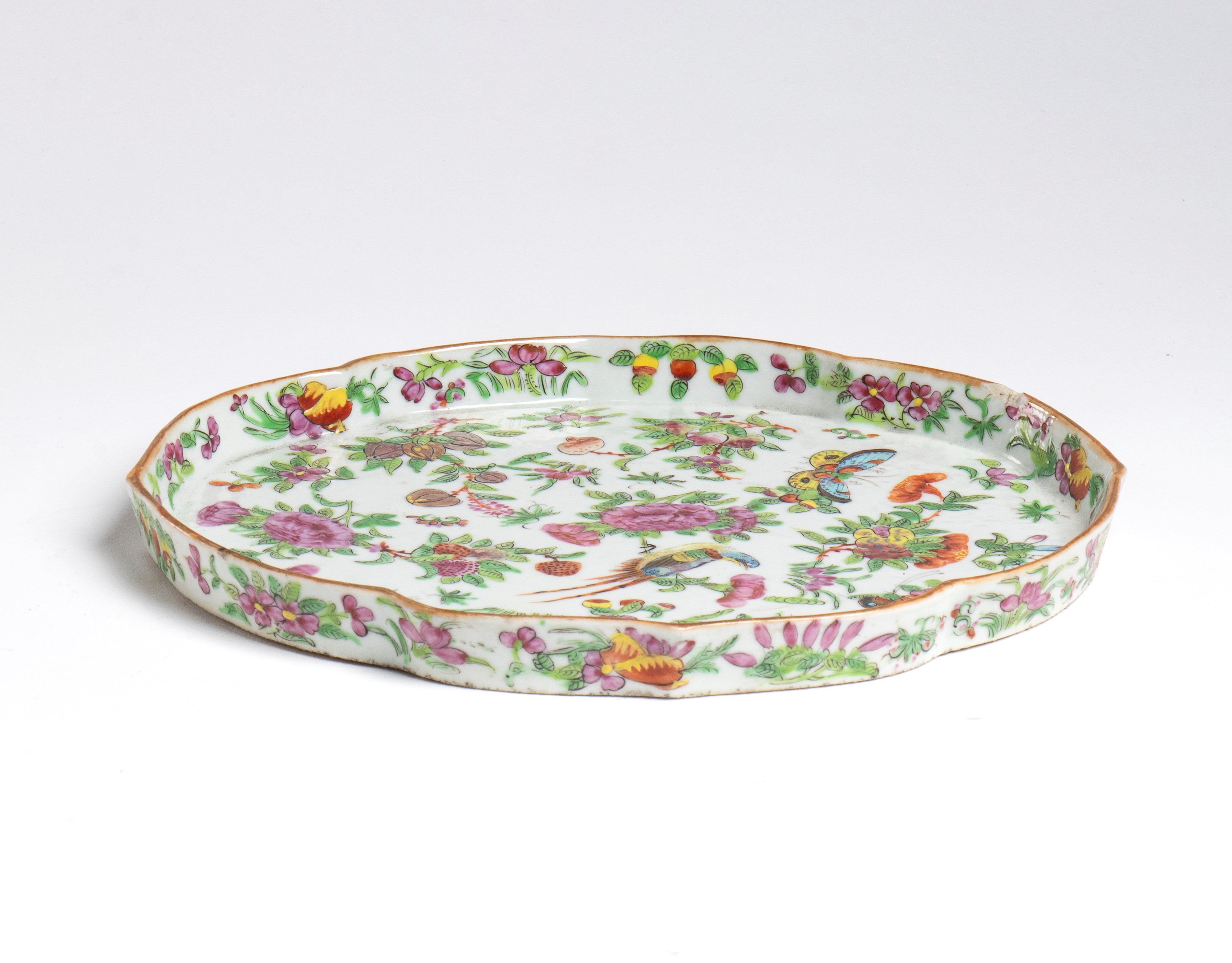 Piatto Canton in porcellana decorata famille rose (Cina, dinastia Qing-XX secolo)