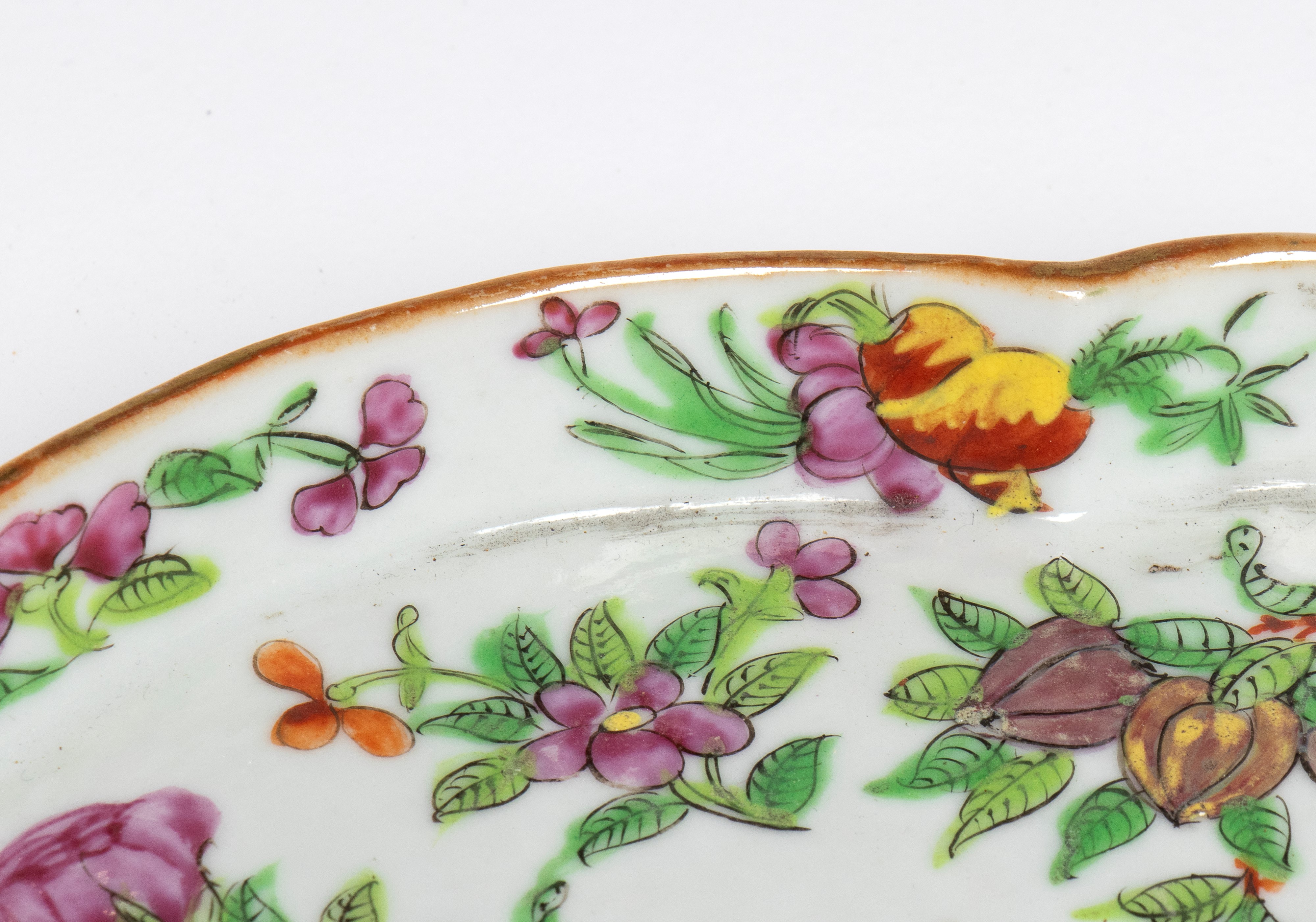 Piatto Canton in porcellana decorata famille rose (Cina, dinastia Qing-XX secolo)