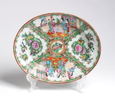 Piatto Canton «Medaglione rosa», porcellana decorata con scene di vita corteggiana e naturalistic...