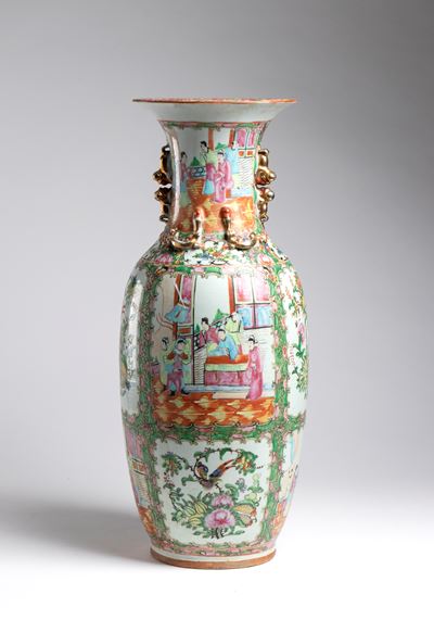 Vaso Canton, porcellana in stile famille rose, smalti policromi con scene di vita cortigiana (Cin...
