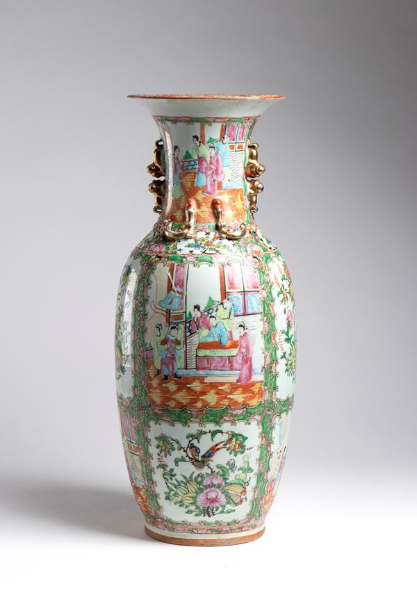  Grande vaso Canton in porcellana decorati a smalti famille rose con scene di vita cortigiana. Cina, dinastia Qing, XIX-XX secolo