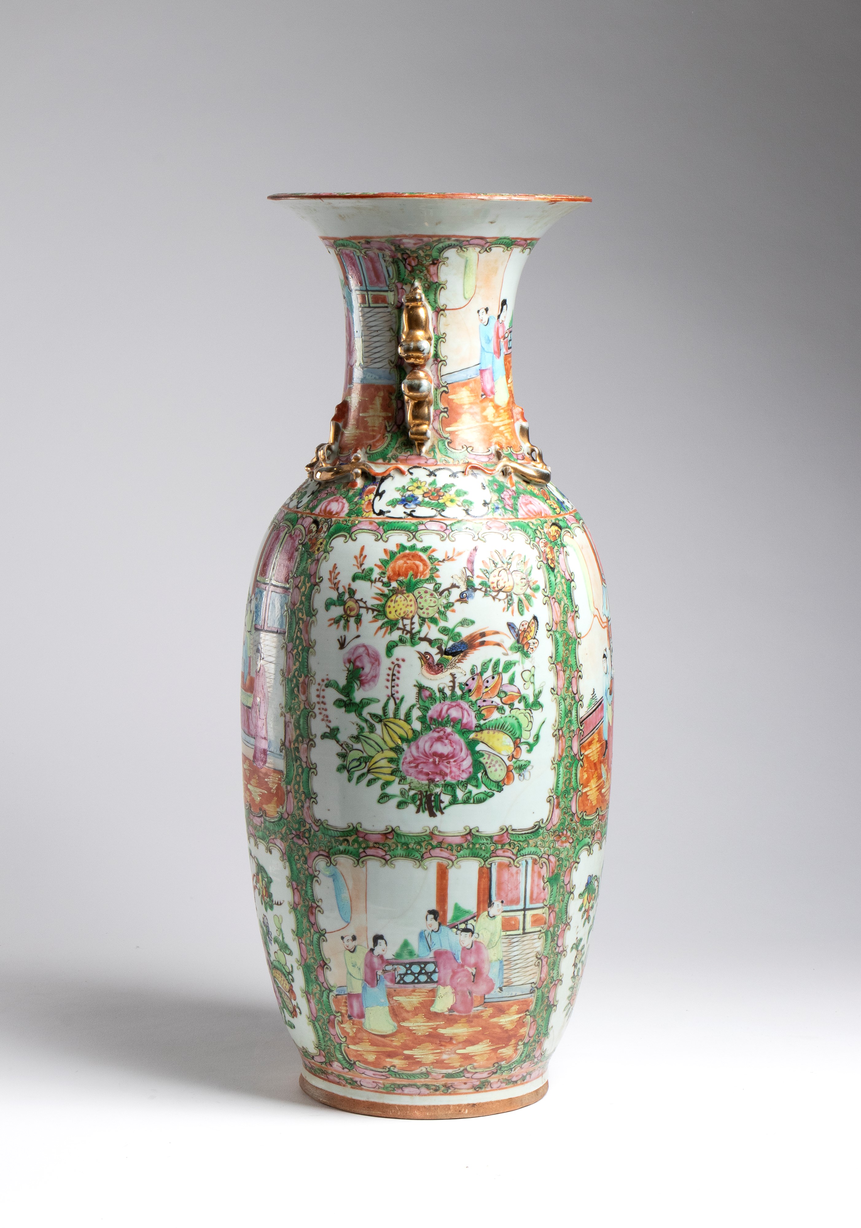 Vaso Canton, porcellana in stile famille rose, smalti policromi con scene di vita cortigiana (Cin...