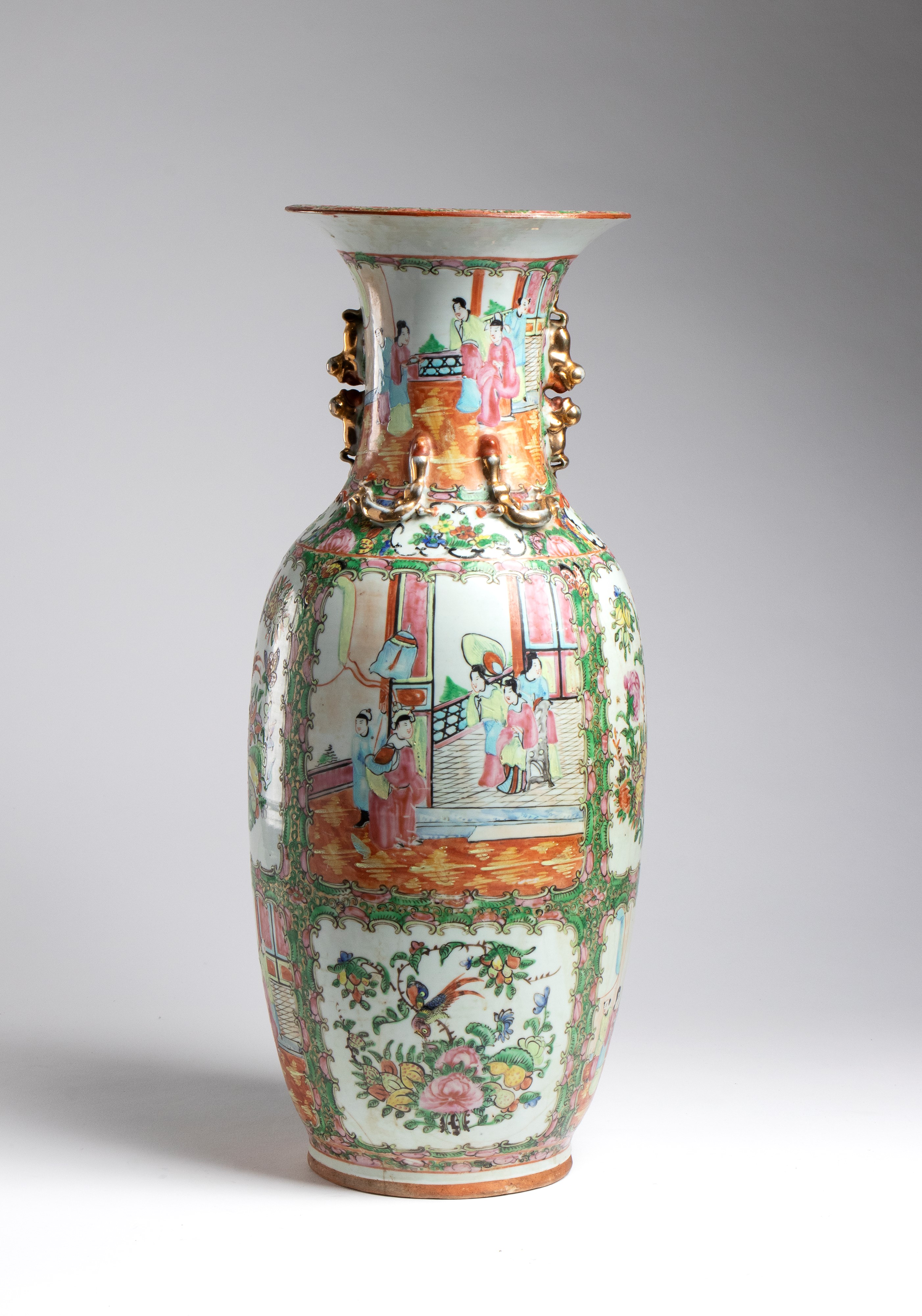 Vaso Canton, porcellana in stile famille rose, smalti policromi con scene di vita cortigiana (Cin...