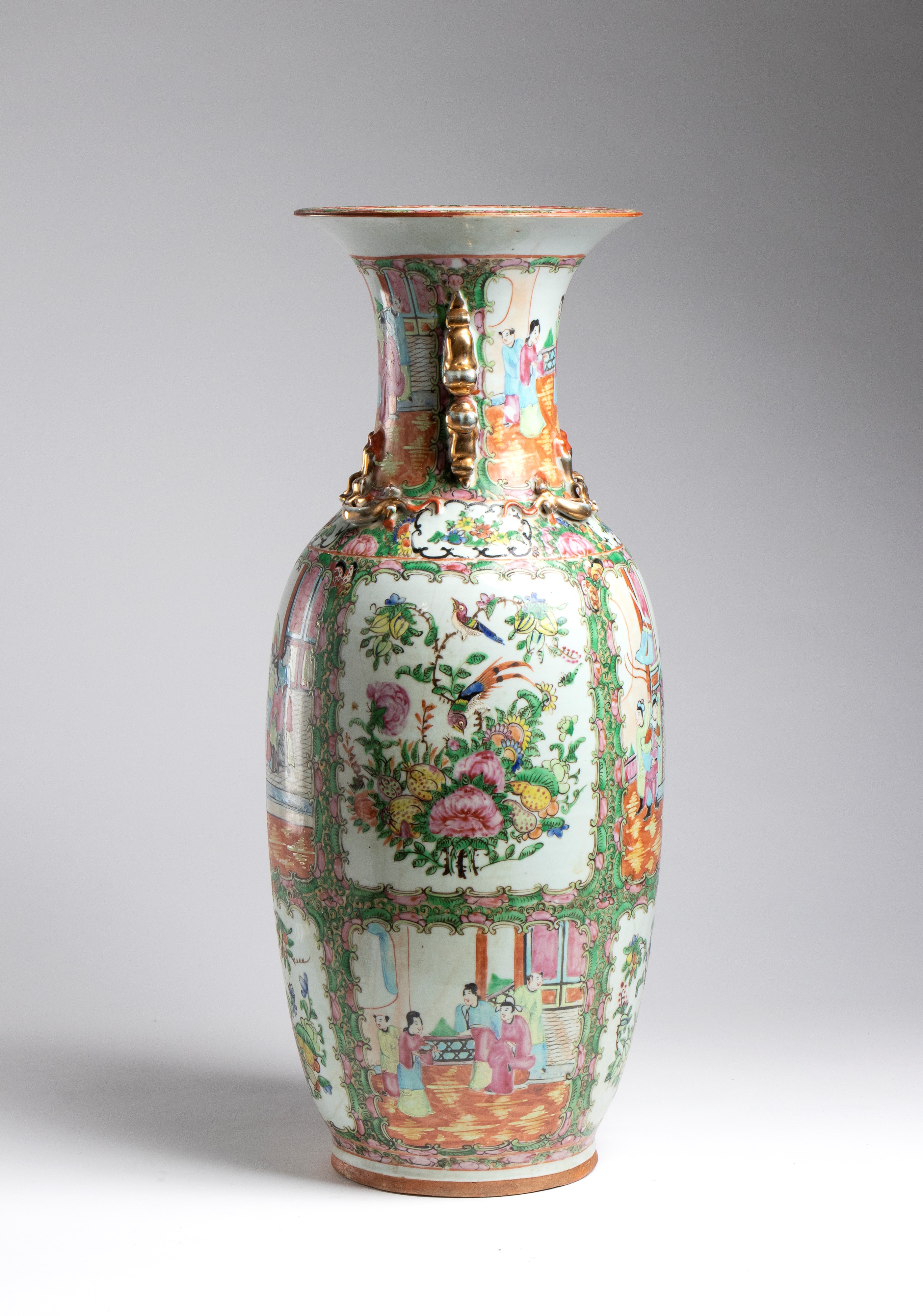 Vaso Canton, porcellana in stile famille rose, smalti policromi con scene di vita cortigiana (Cin...