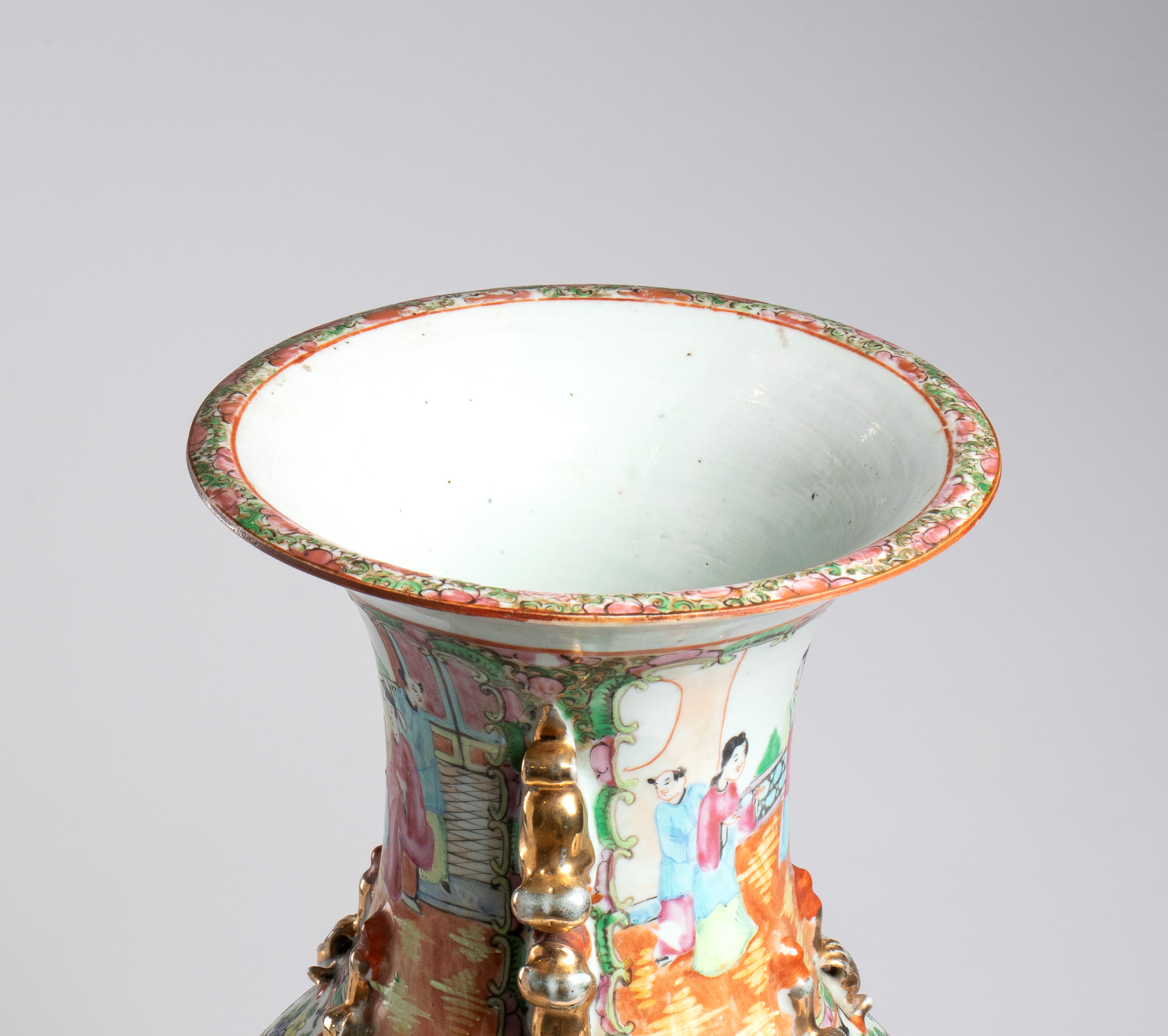 Vaso Canton, porcellana in stile famille rose, smalti policromi con scene di vita cortigiana (Cin...