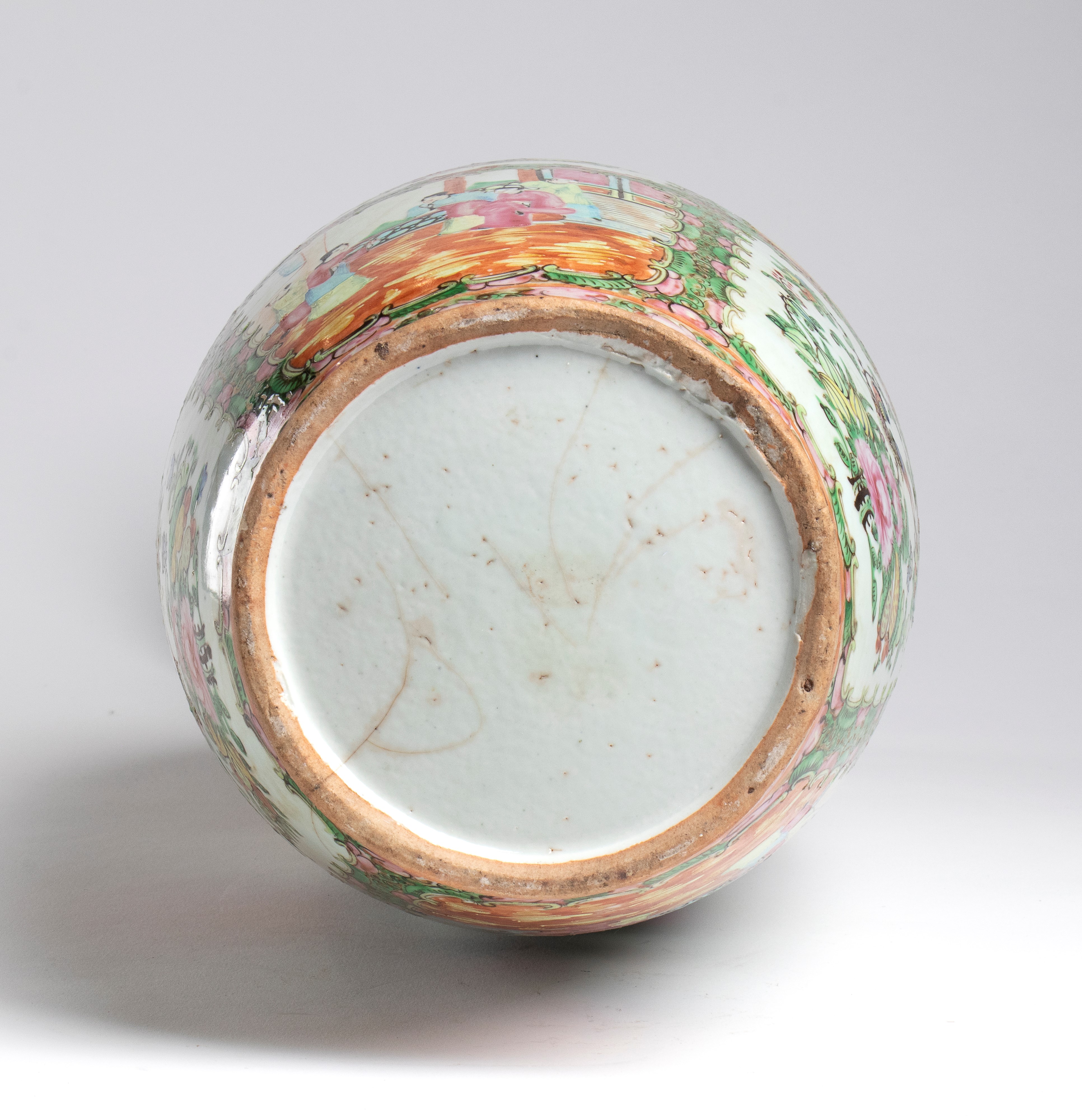 Vaso Canton, porcellana in stile famille rose, smalti policromi con scene di vita cortigiana (Cin...