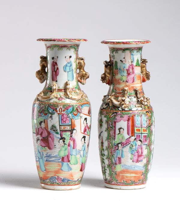 A pair of Canton porcelain vases decorated with famille rose enamels depicting scenes of courtly life. China, Qing Dynasty, 19th century.