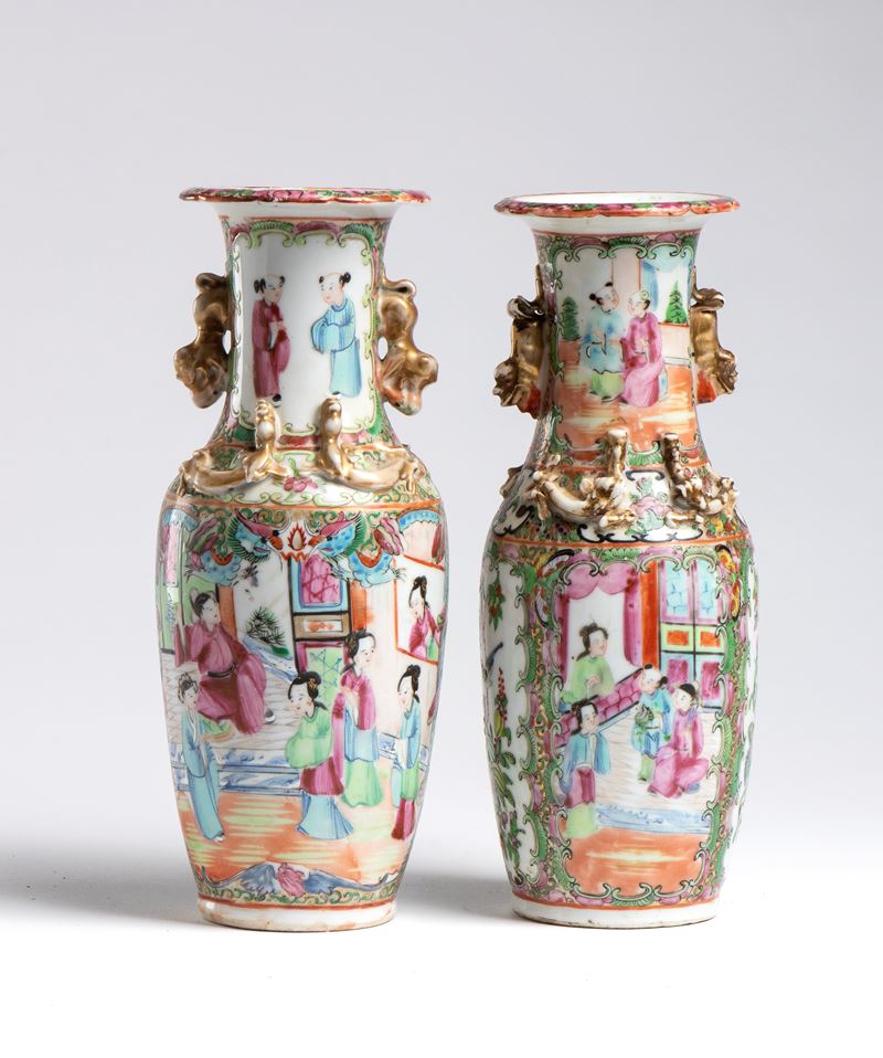 Coppia di vasi Canton in porcellana, decorazione famille rose con scene di vita cortigiana (Cina,...