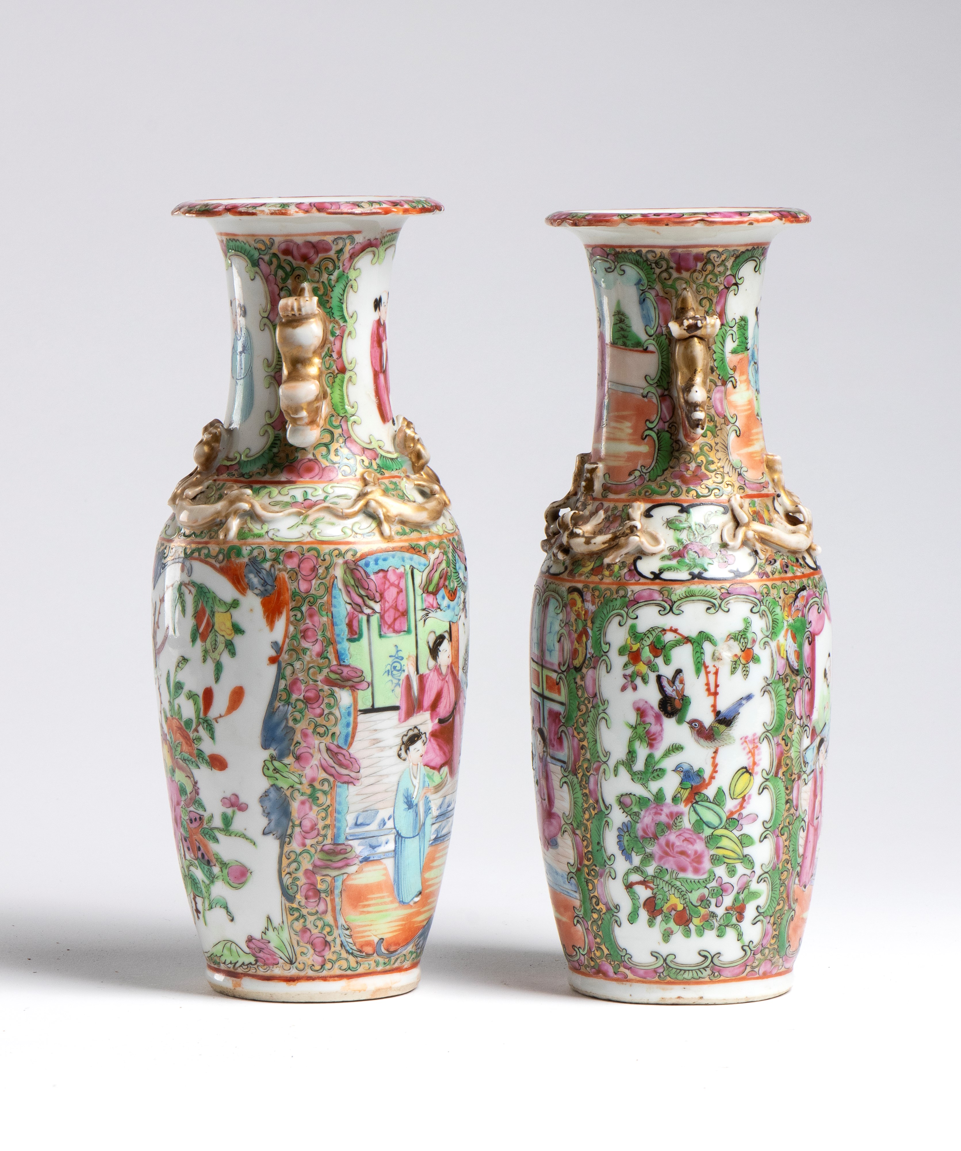 Coppia di vasi Canton in porcellana, decorazione famille rose con scene di vita cortigiana (Cina,...