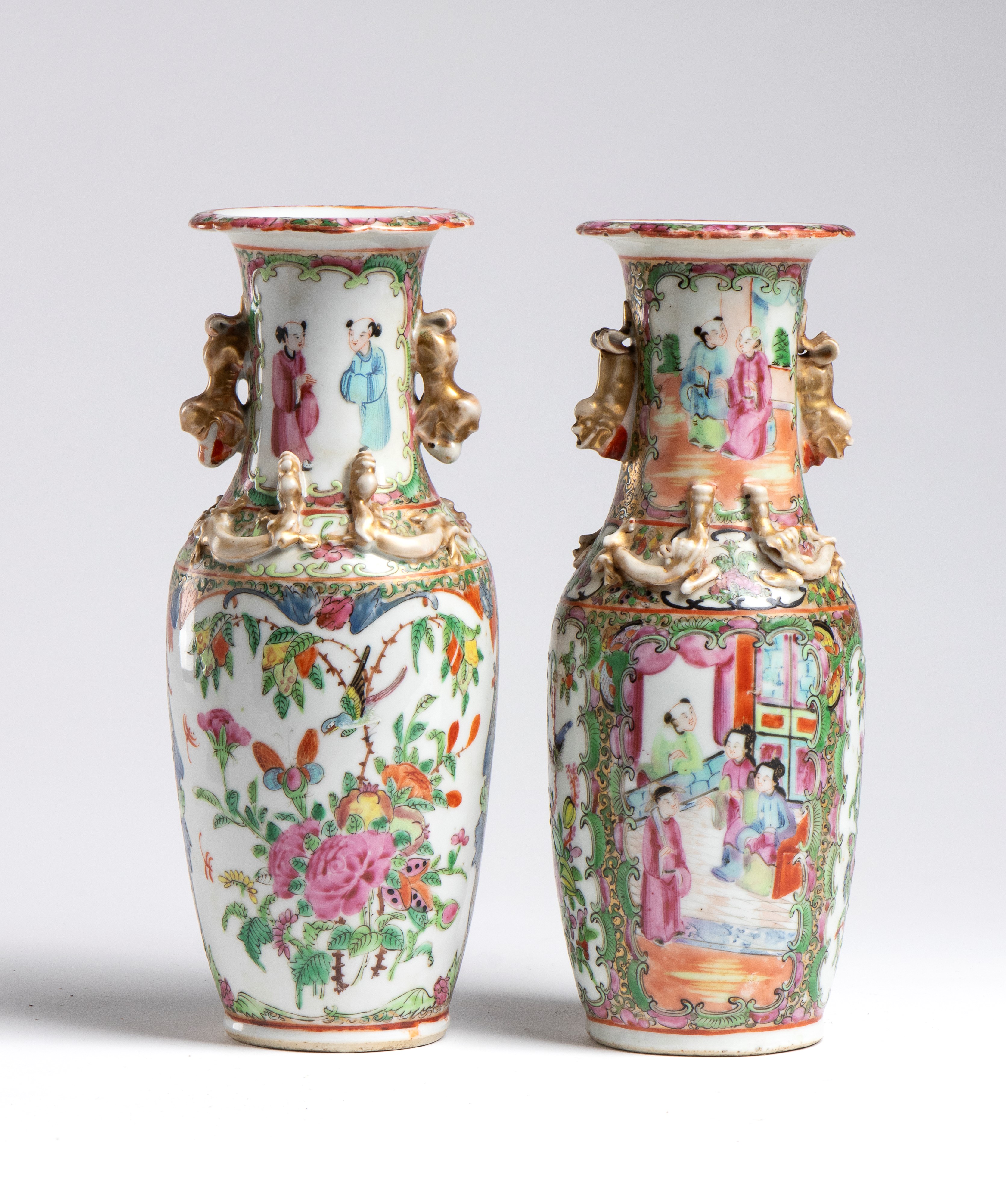 Coppia di vasi Canton in porcellana, decorazione famille rose con scene di vita cortigiana (Cina,...